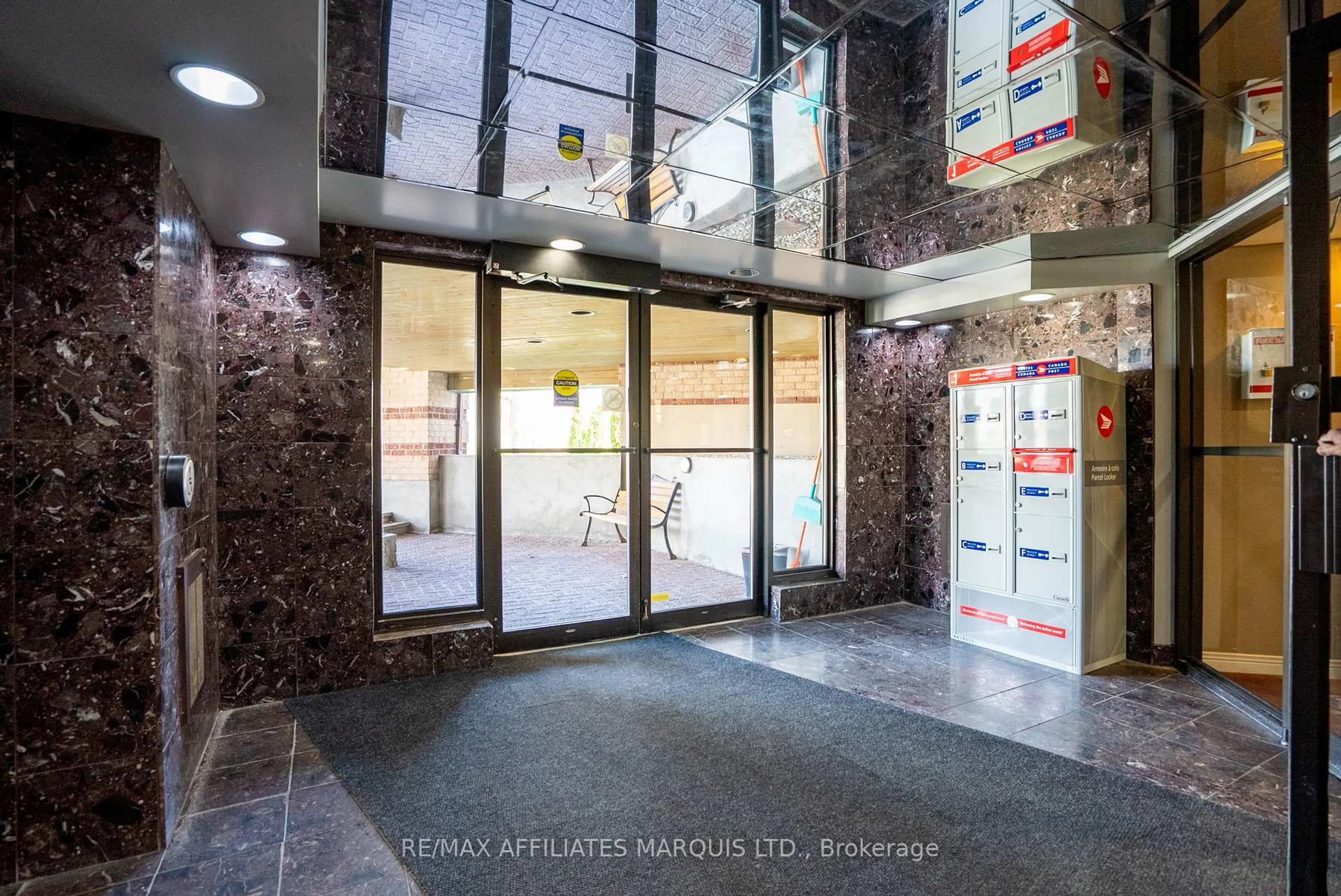 Indoor foyer for 121 Water St #411, Cornwall Ontario K6J 5T8