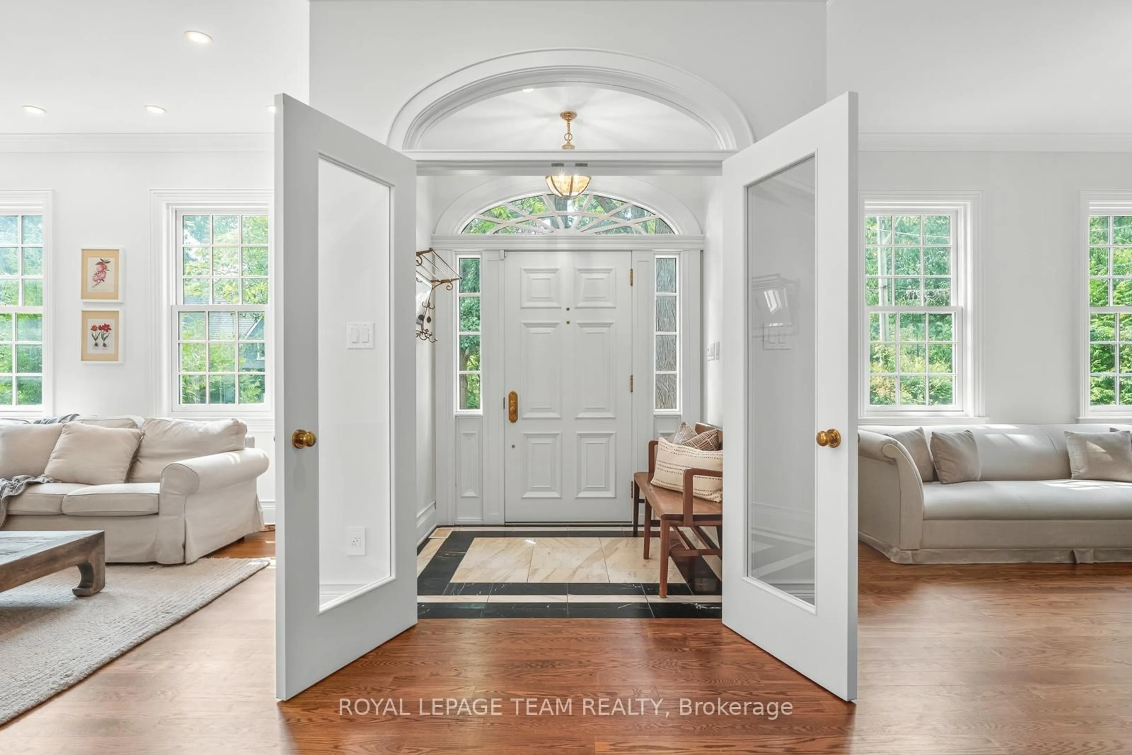 Indoor entryway for 140 Howick St, Ottawa Ontario K1M 0G8