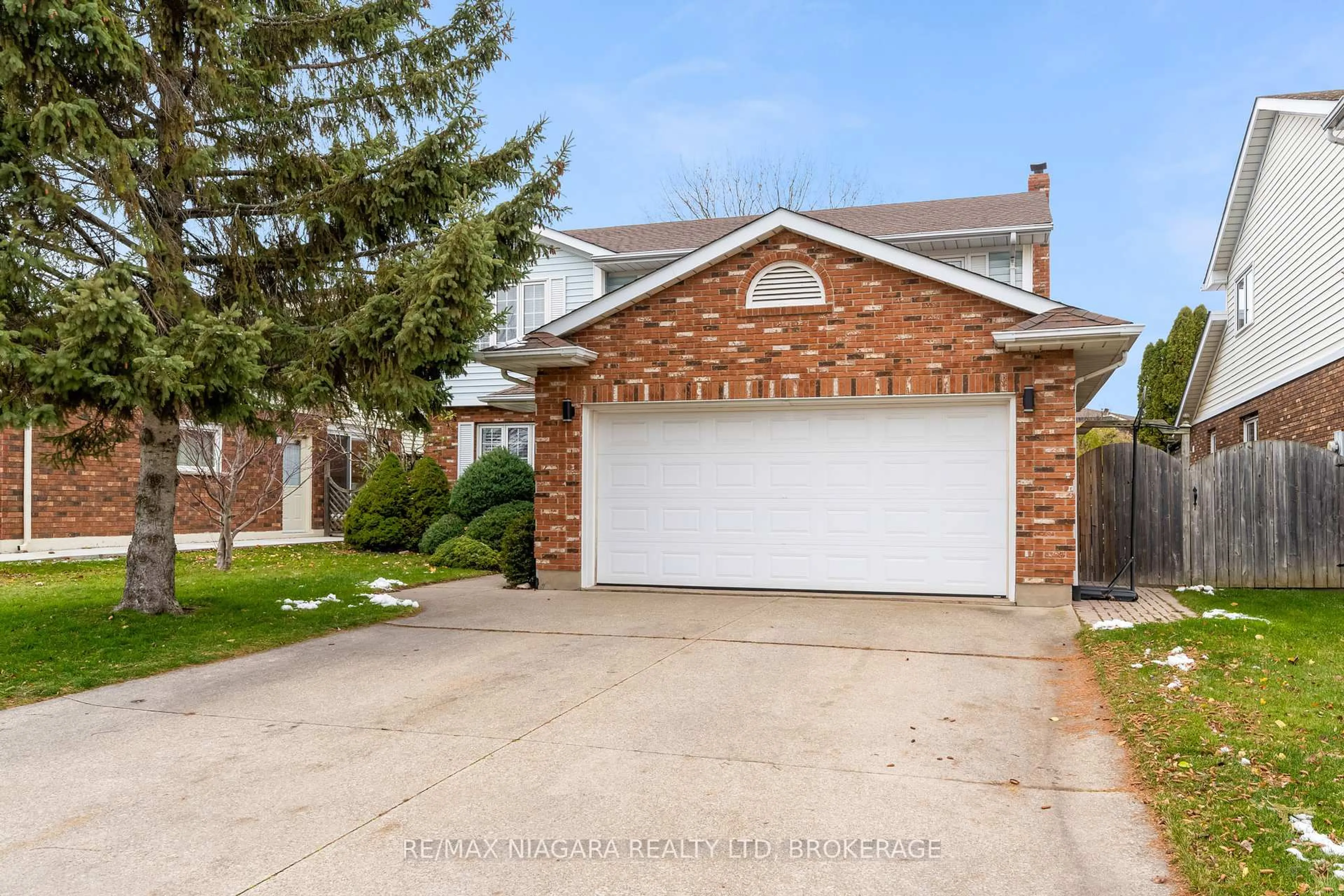 Home with brick exterior material, street for 7 Bahama Bay, St. Catharines Ontario L2M 7W2