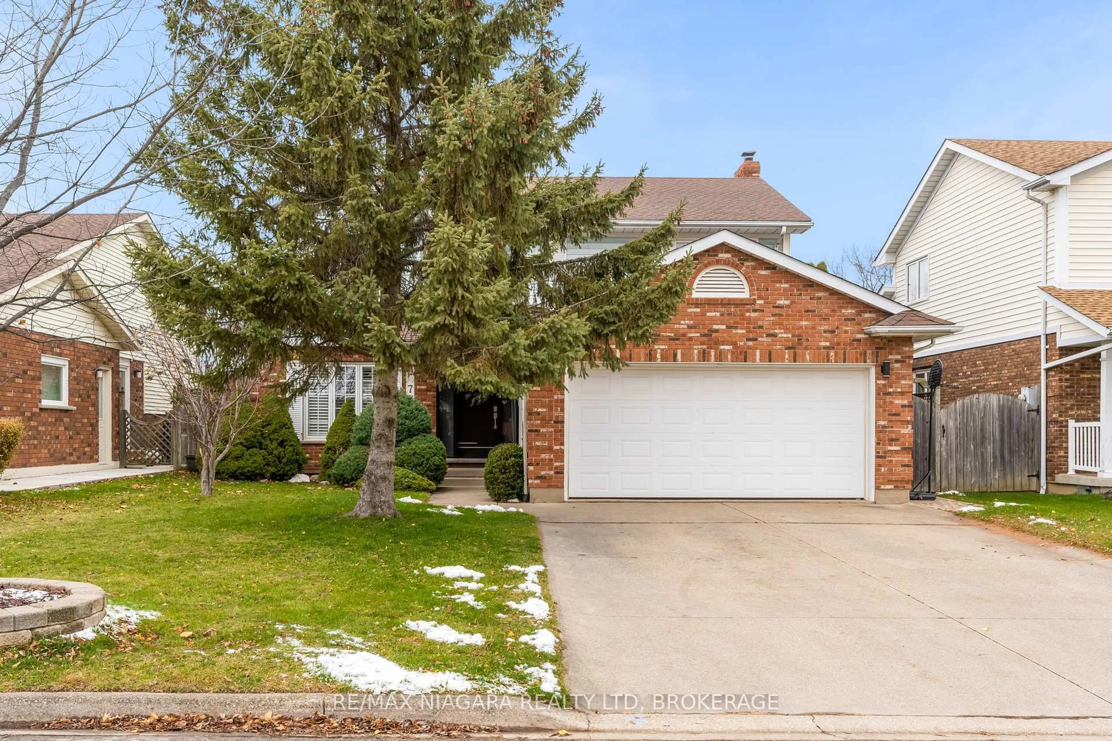 Home with brick exterior material, street for 7 Bahama Bay, St. Catharines Ontario L2M 7W2