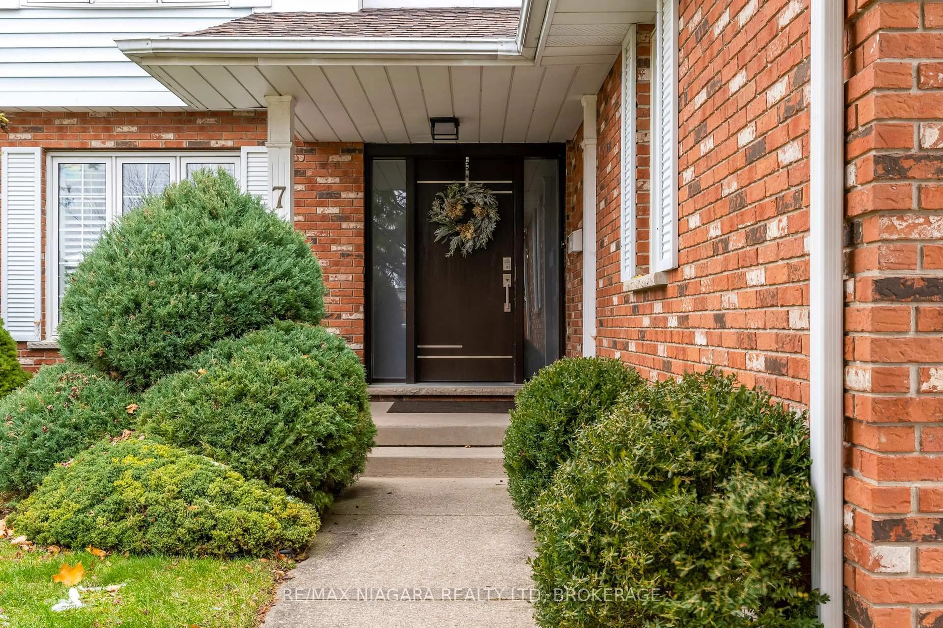 Indoor entryway for 7 Bahama Bay, St. Catharines Ontario L2M 7W2