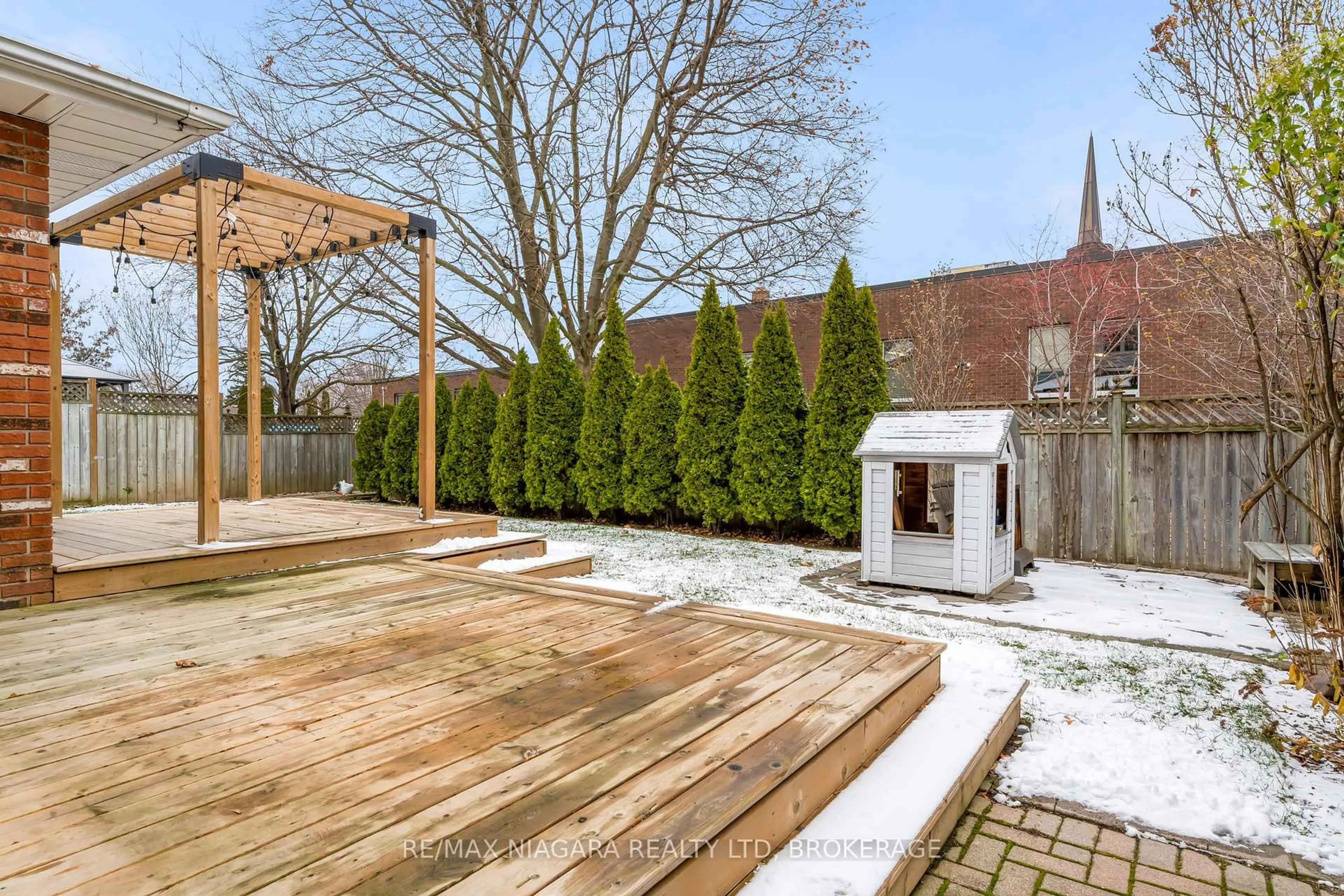 Patio, street for 7 Bahama Bay, St. Catharines Ontario L2M 7W2