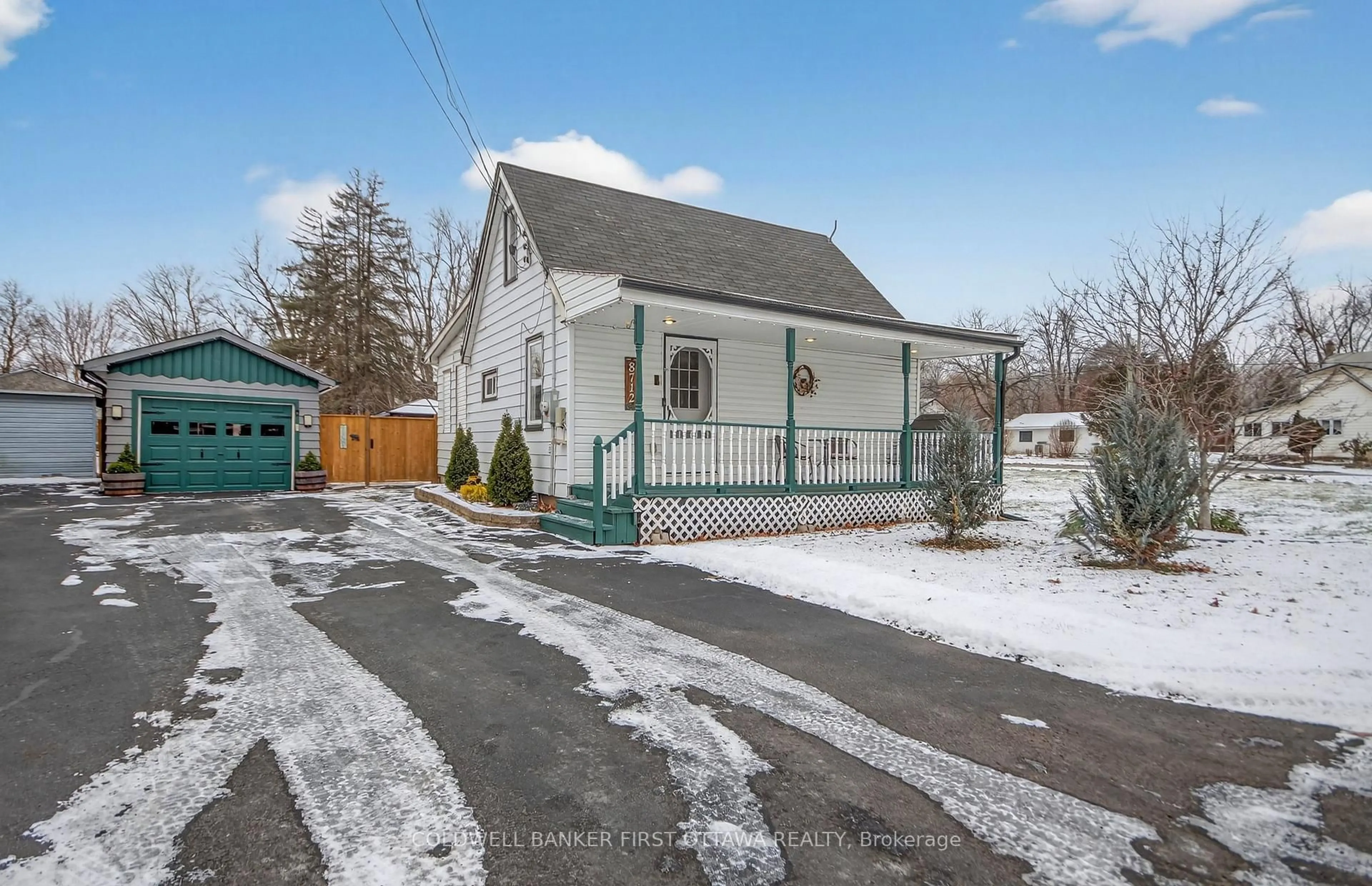 A pic from outside/outdoor area/front of a property/back of a property/a pic from drone, street for 8712 Bank St, Vernon Ontario K0A 3J0
