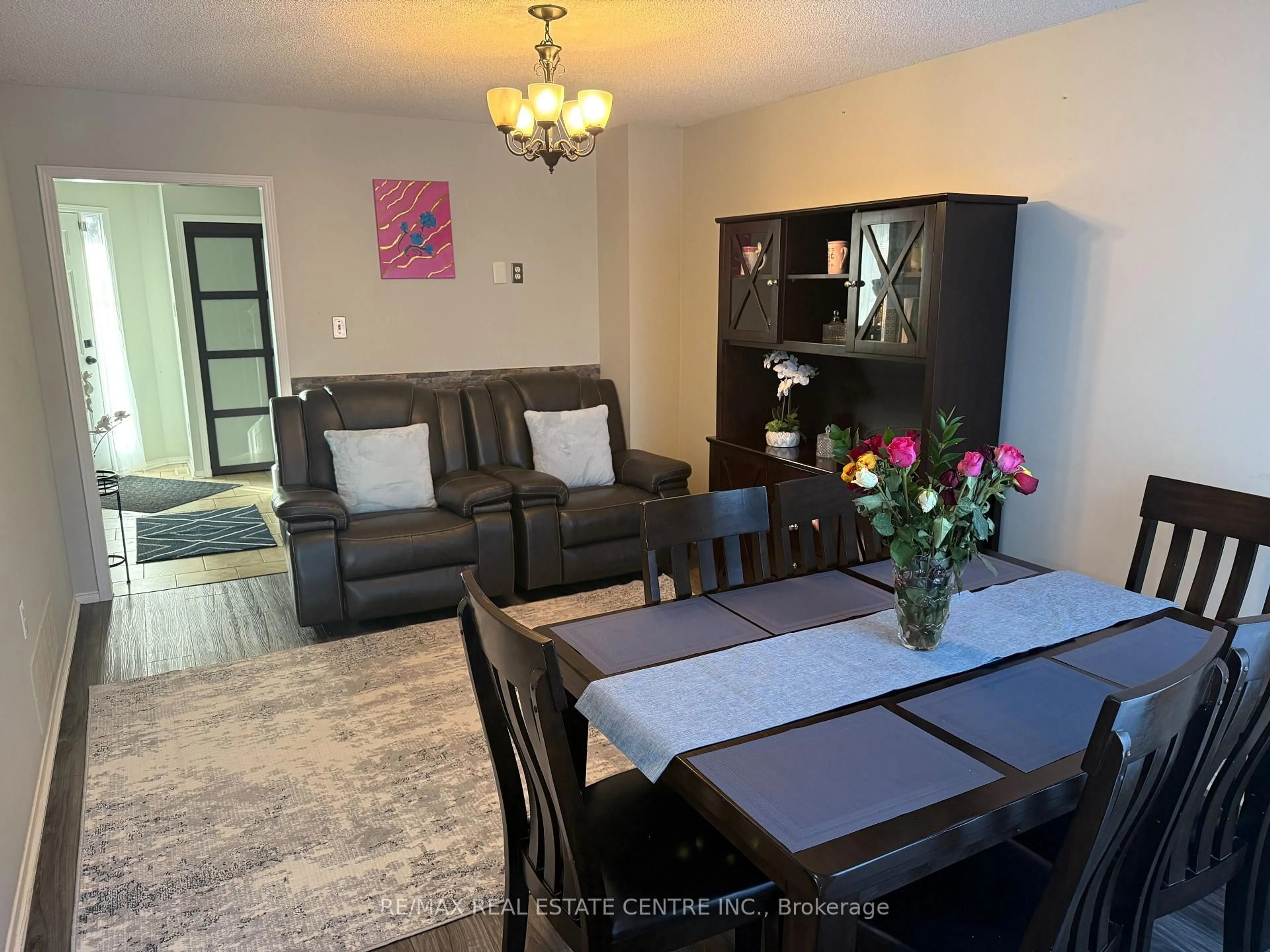 Living room with furniture, wood/laminate floor for 33 Middlemiss Cres, Cambridge Ontario N1T 1R5