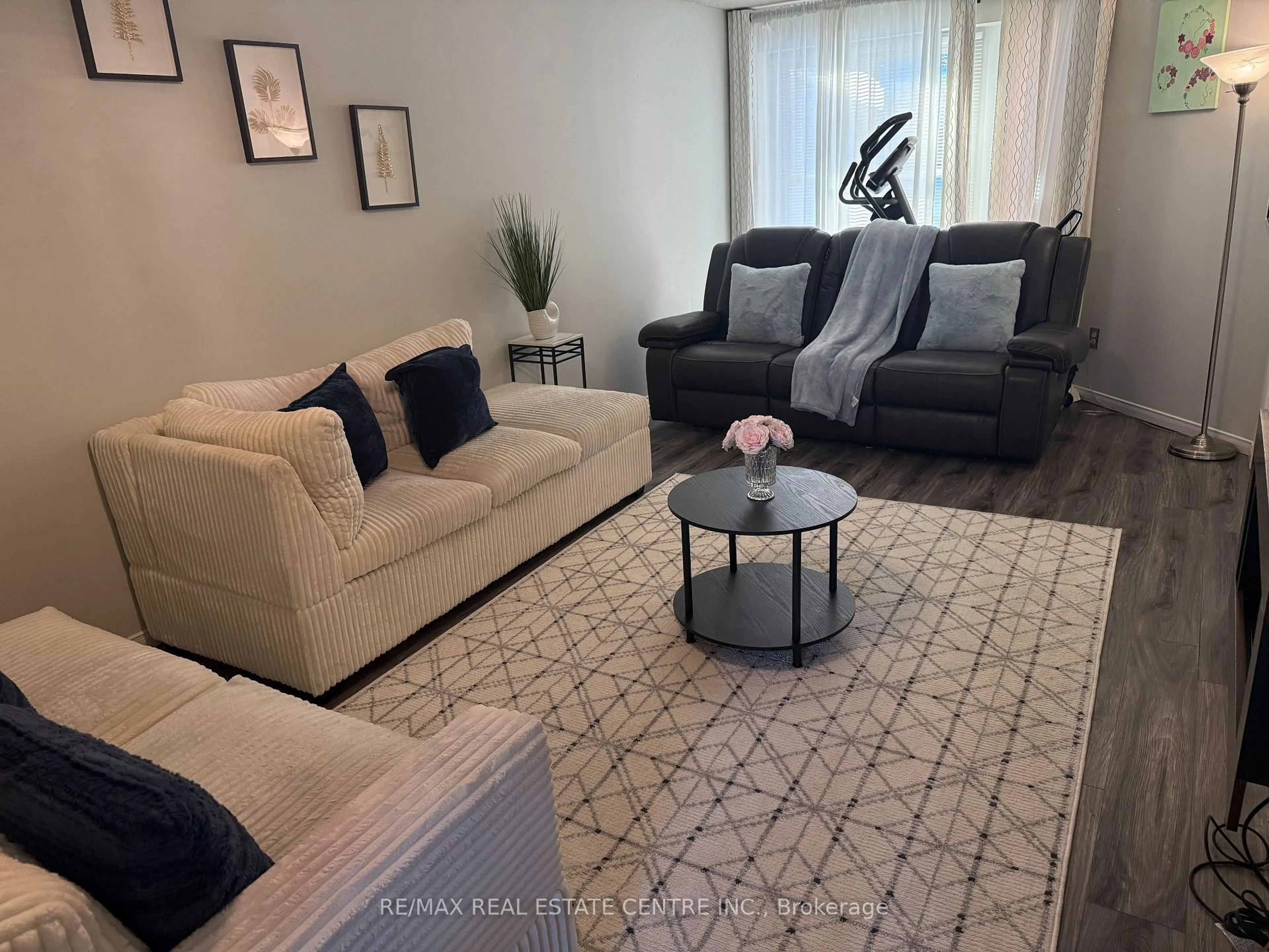 Living room with furniture, unknown for 33 Middlemiss Cres, Cambridge Ontario N1T 1R5