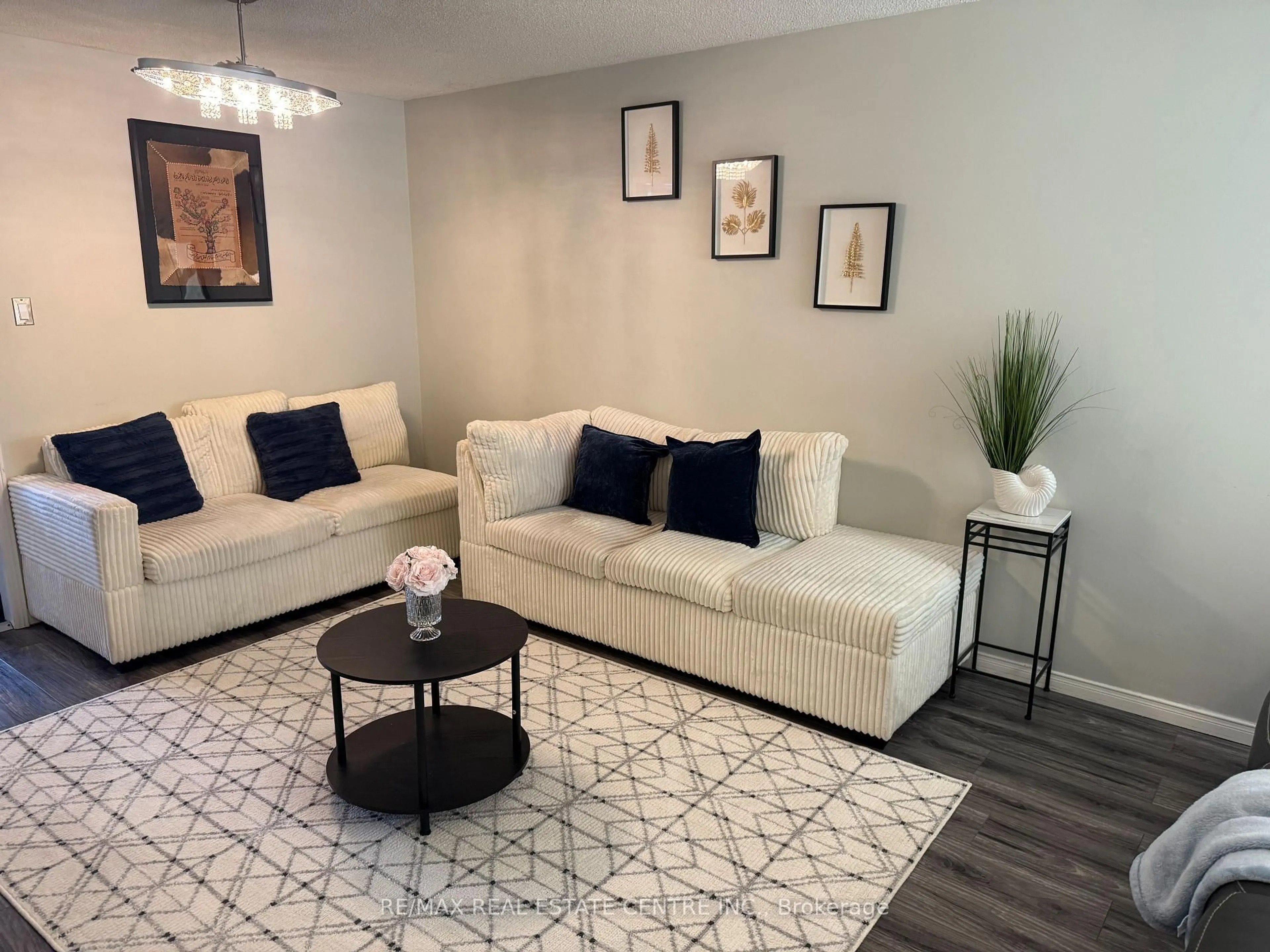 Living room with furniture, unknown for 33 Middlemiss Cres, Cambridge Ontario N1T 1R5