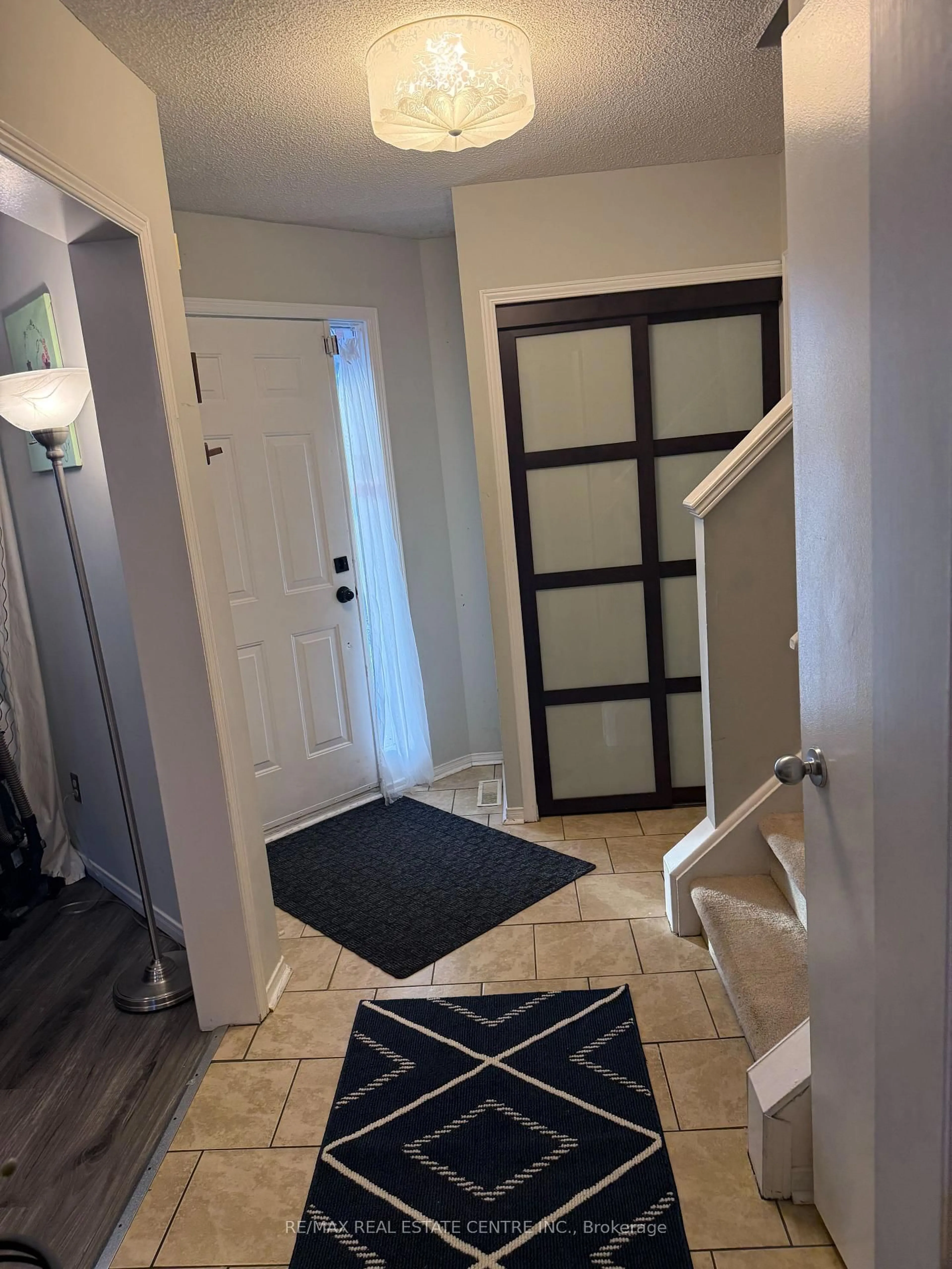 Indoor entryway for 33 Middlemiss Cres, Cambridge Ontario N1T 1R5