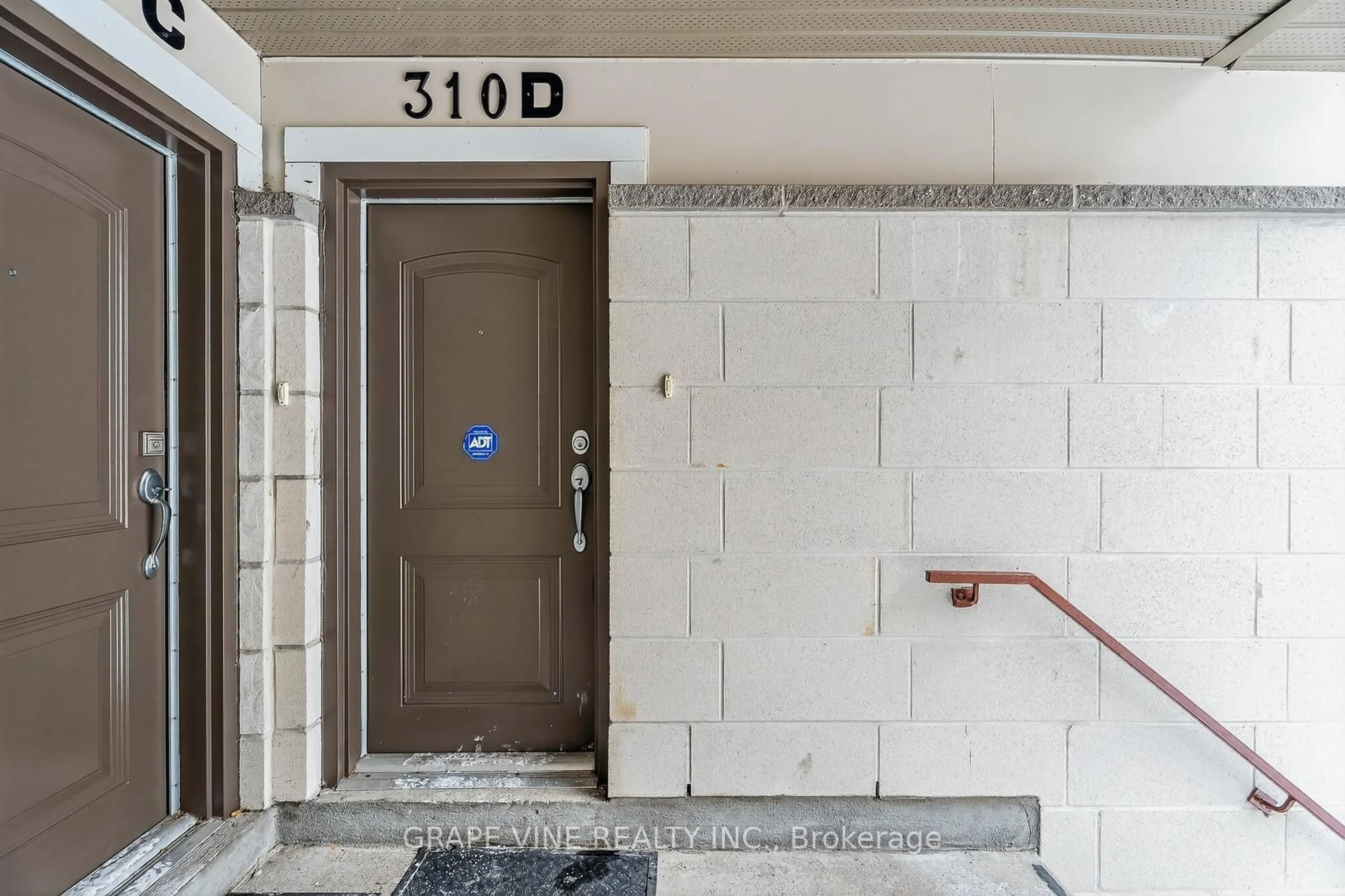Indoor foyer for 310 EVEREST Private #D, Ottawa Ontario K1G 4E3