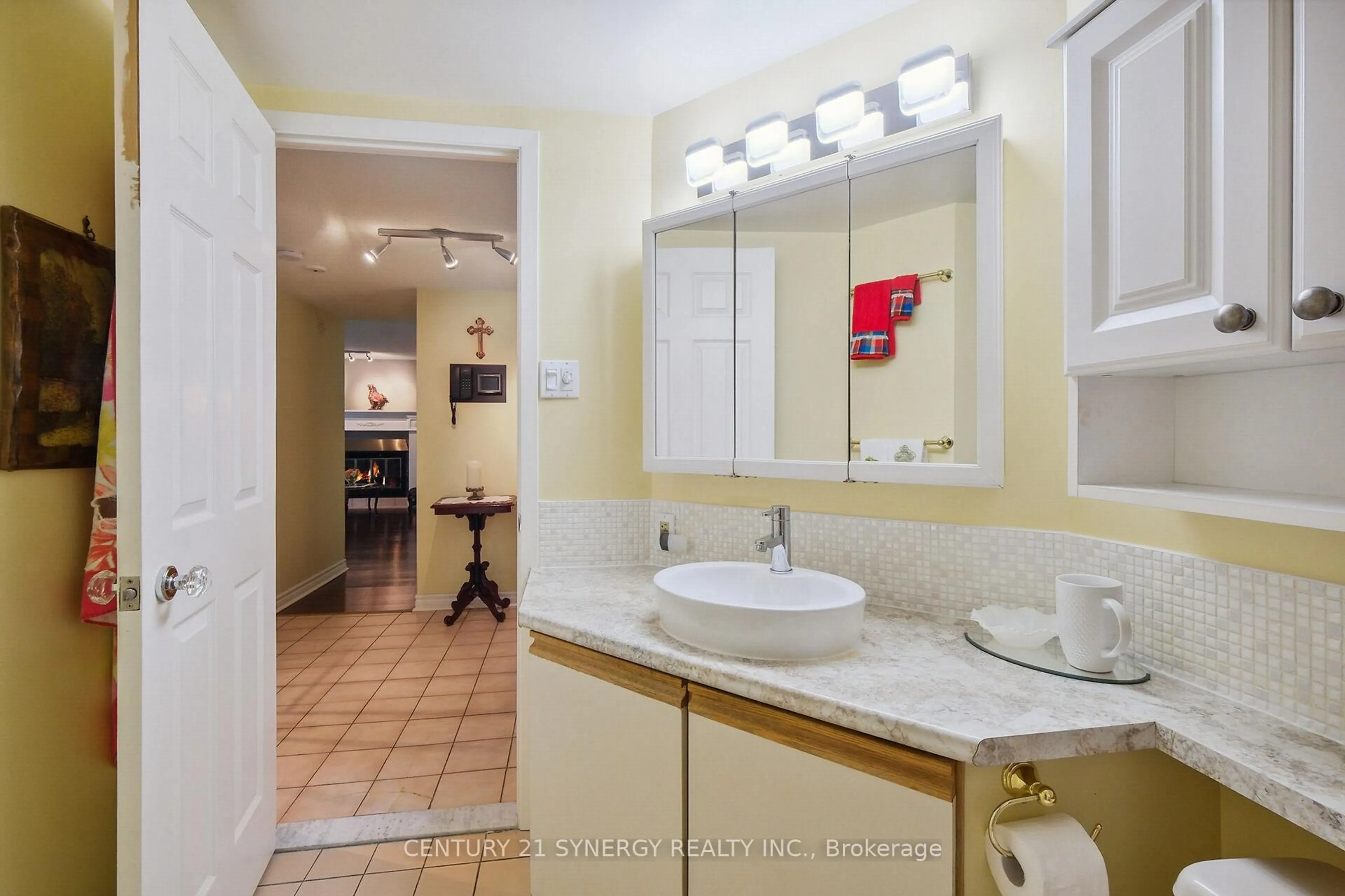 Standard bathroom, ceramic/tile floor for 295 Gilmour St #104, Ottawa Ontario K2P 0P7