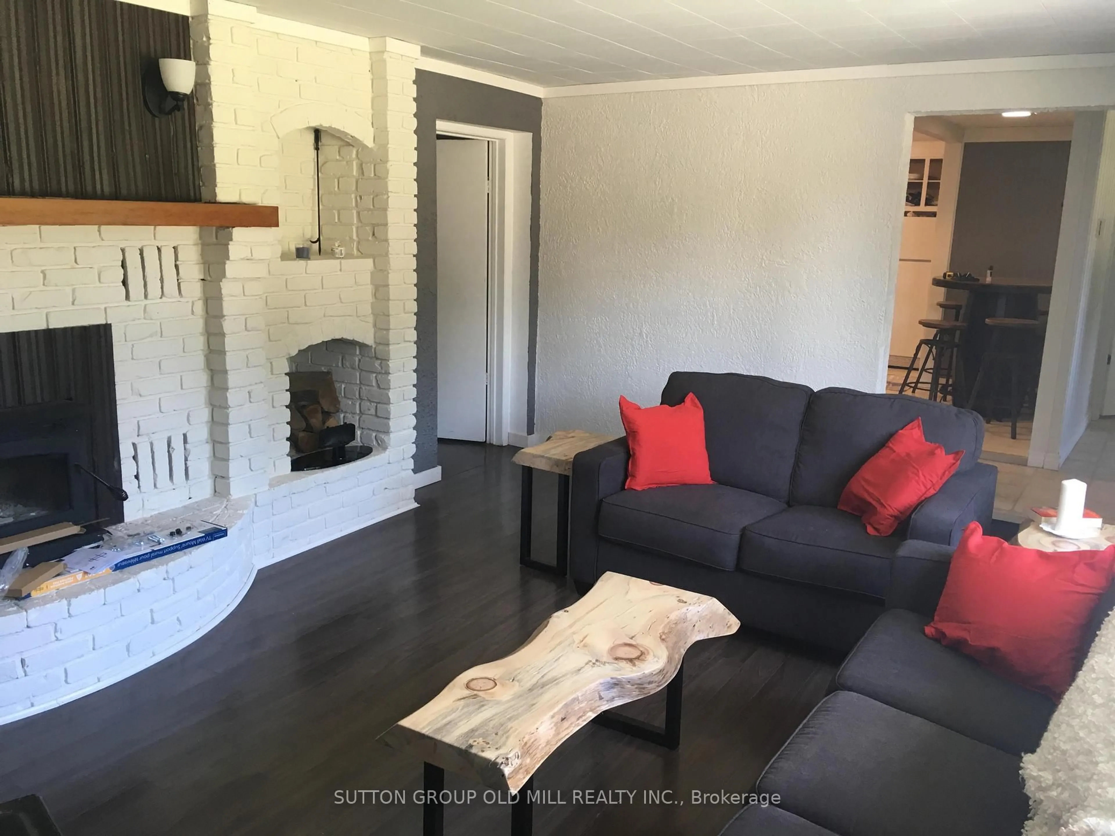 Living room with furniture, wood/laminate floor for 124 Bruce St, Blue Mountains Ontario N0H 2P0