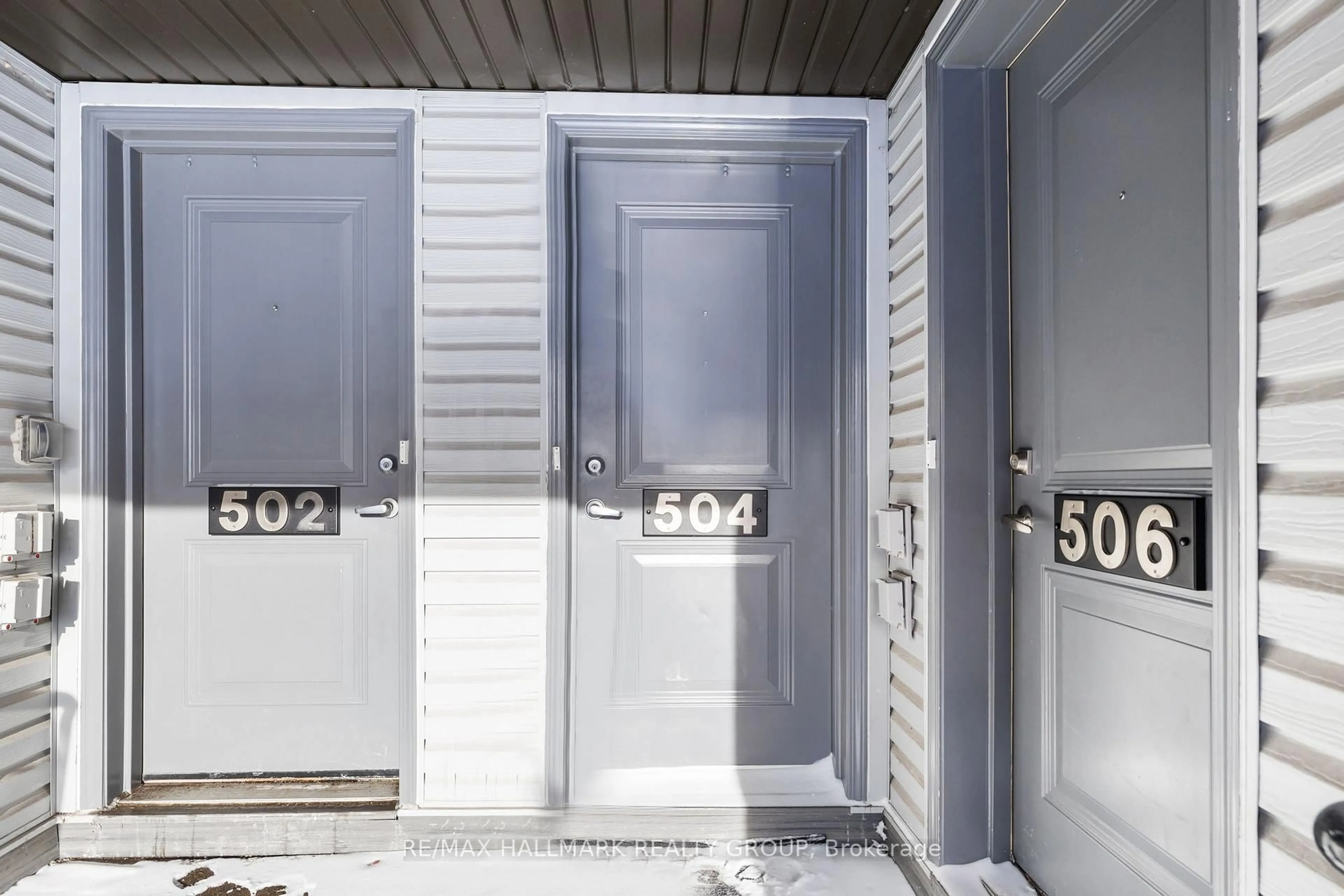 Indoor entryway for 504 Clearbrook Dr, Ottawa Ontario K2J 5X5