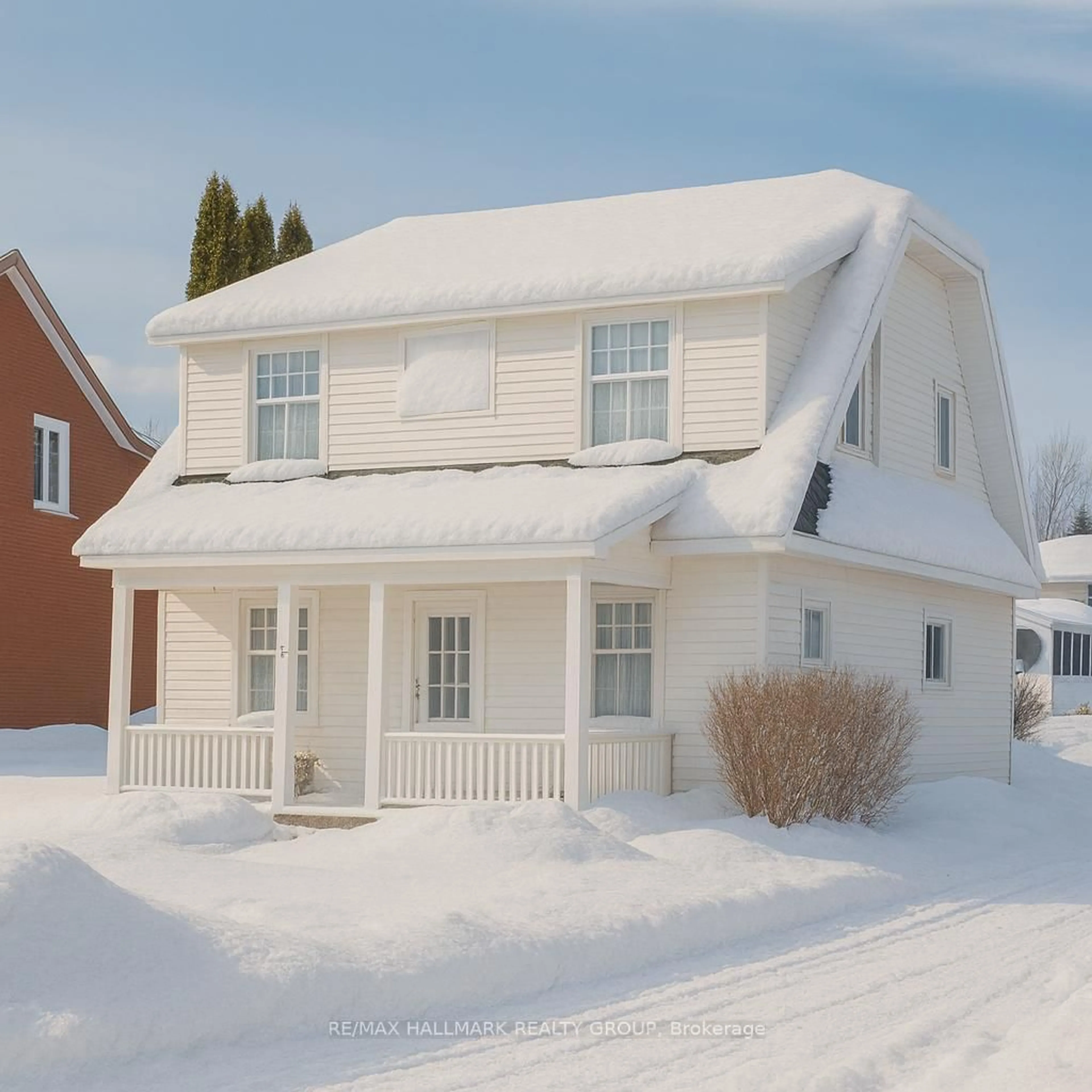 Home with vinyl exterior material, street for 702 FRONT St, Pembroke Ontario K8A 6J5
