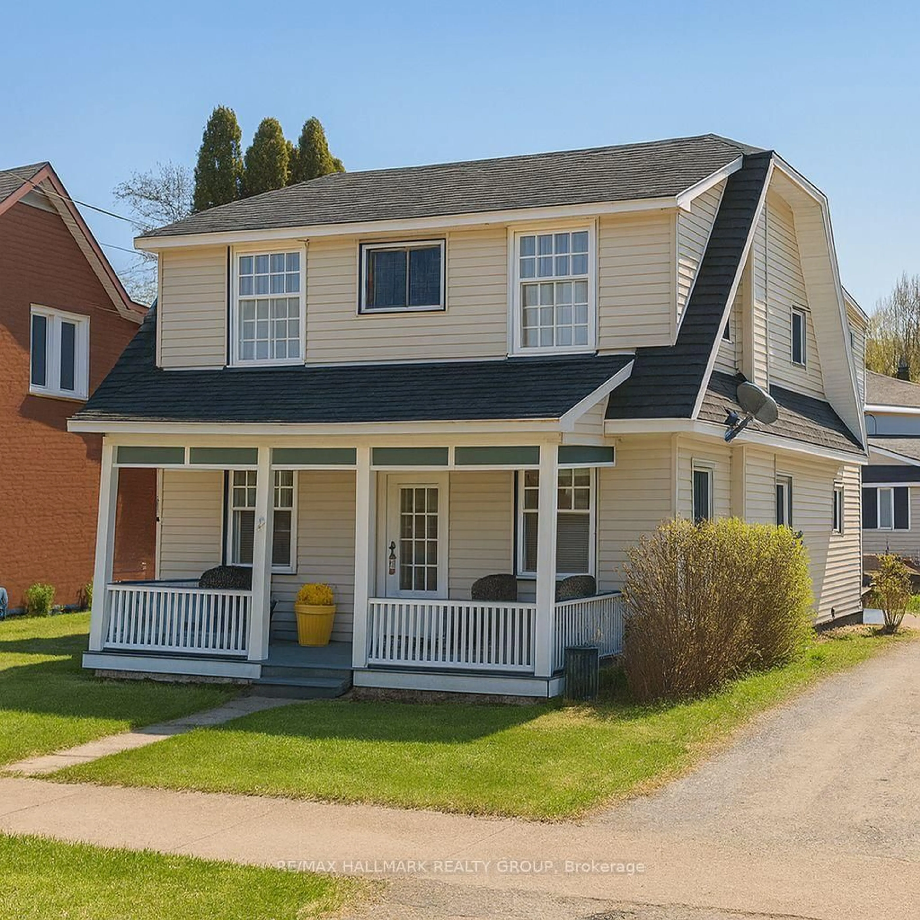 Home with vinyl exterior material, street for 702 FRONT St, Pembroke Ontario K8A 6J5