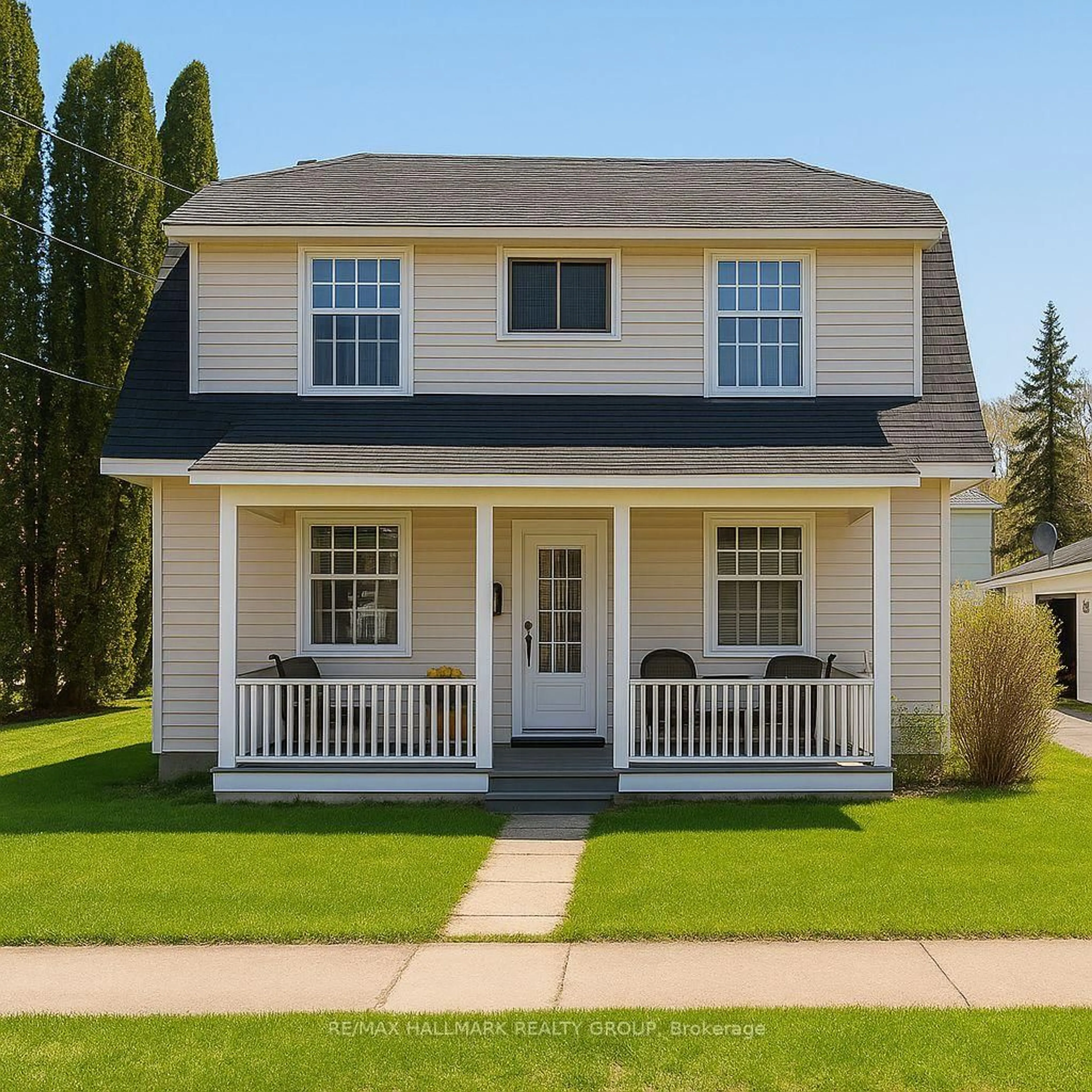 Home with vinyl exterior material, street for 702 FRONT St, Pembroke Ontario K8A 6J5