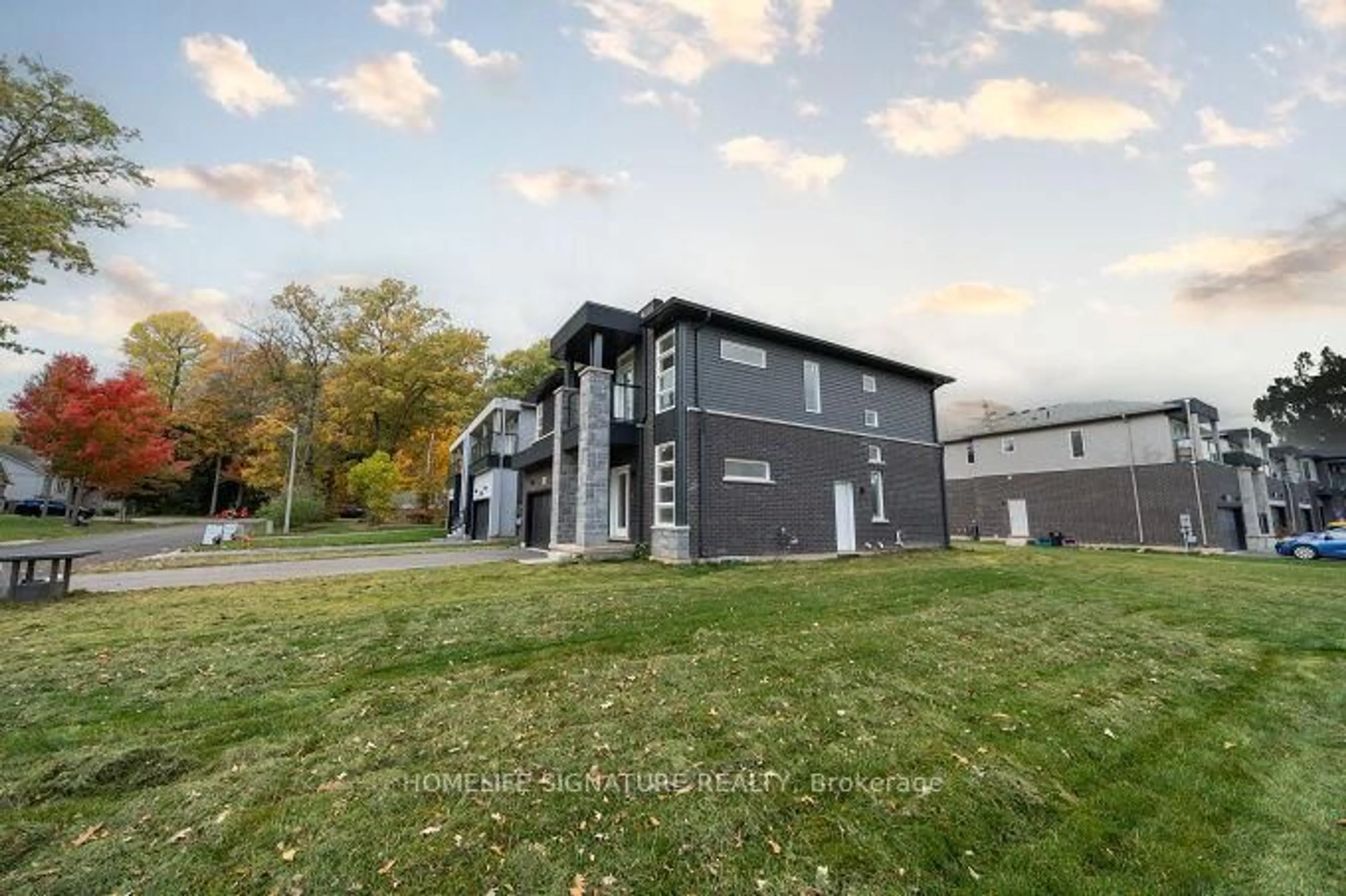 A pic from outside/outdoor area/front of a property/back of a property/a pic from drone, unknown for 3280 Parker Ave, Fort Erie Ontario L0S 1N0