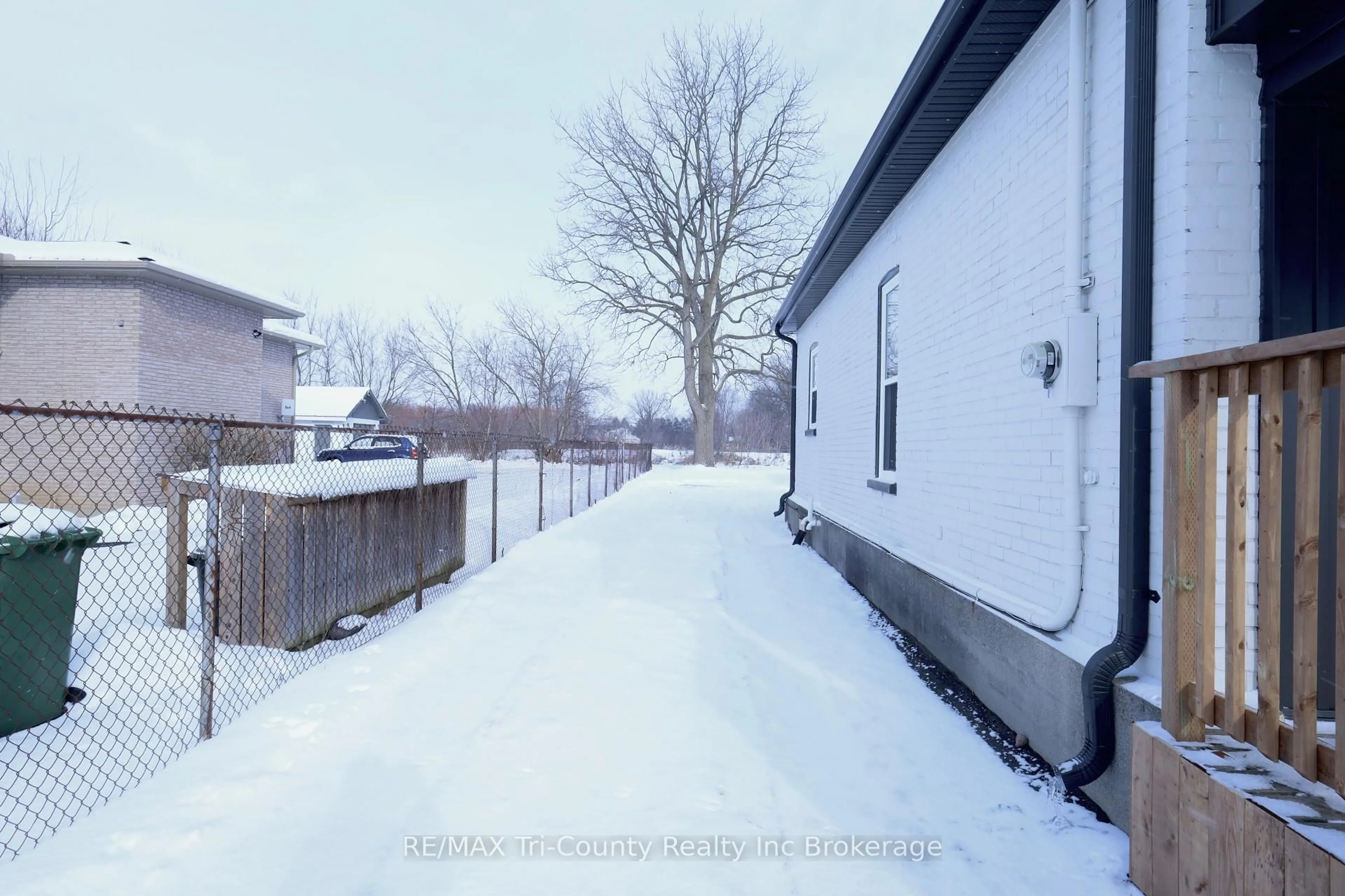 A pic from outside/outdoor area/front of a property/back of a property/a pic from drone, street for 12 Mariam St, St. Thomas Ontario N5P 1W8