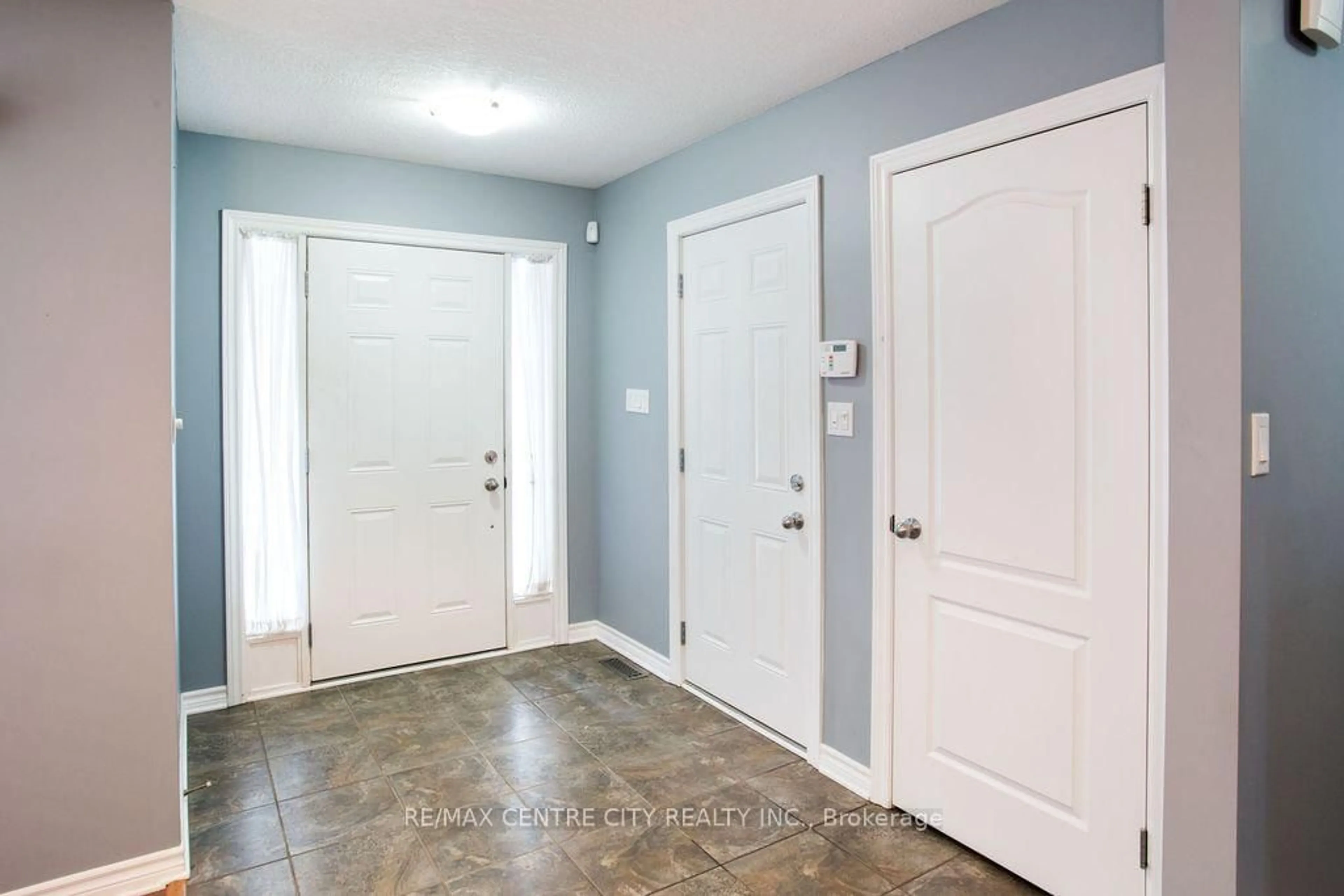 Indoor entryway for 12 Peach Tree Blvd, St. Thomas Ontario N5R 0B3
