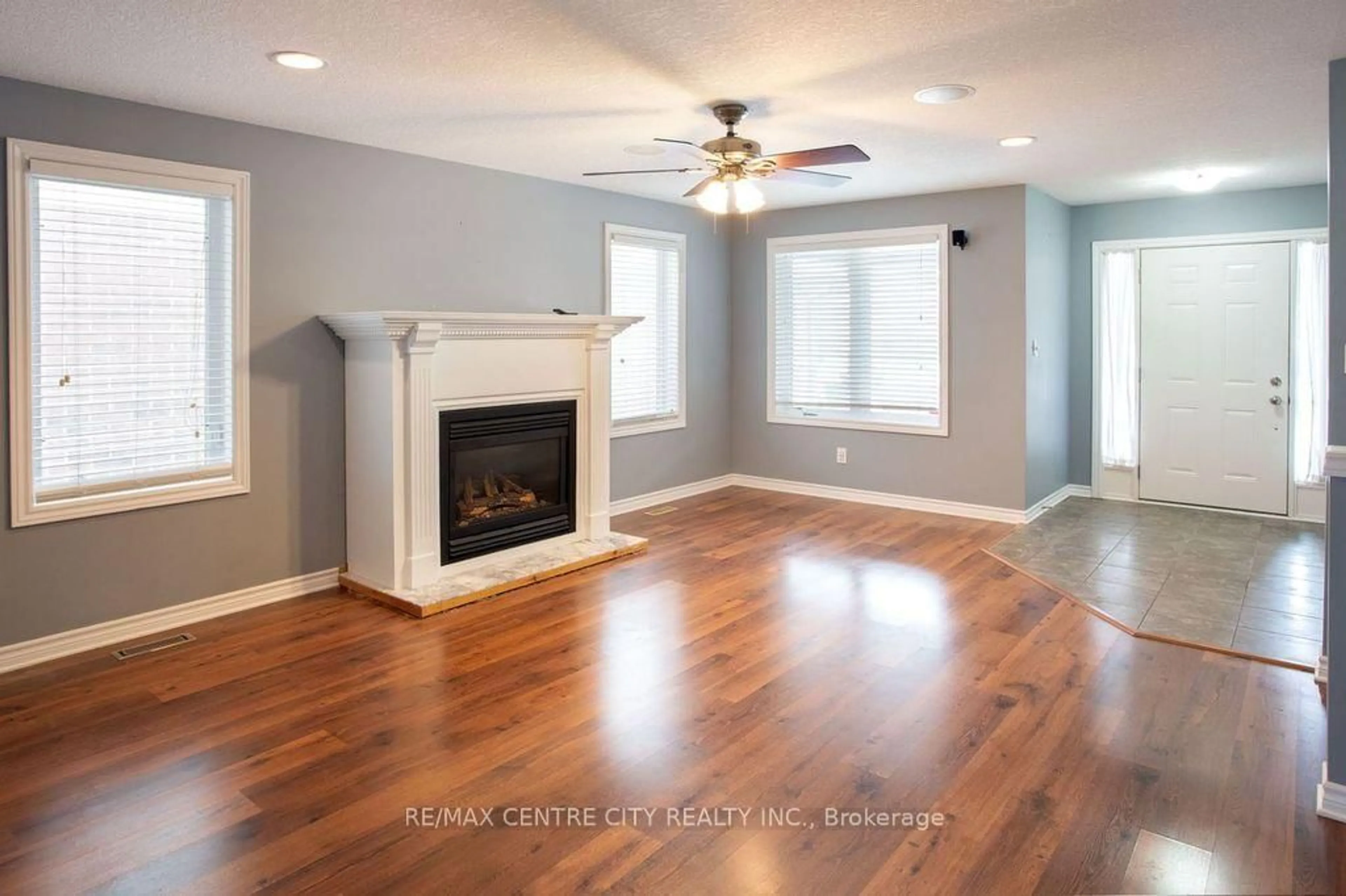 Living room with furniture, unknown for 12 Peach Tree Blvd, St. Thomas Ontario N5R 0B3
