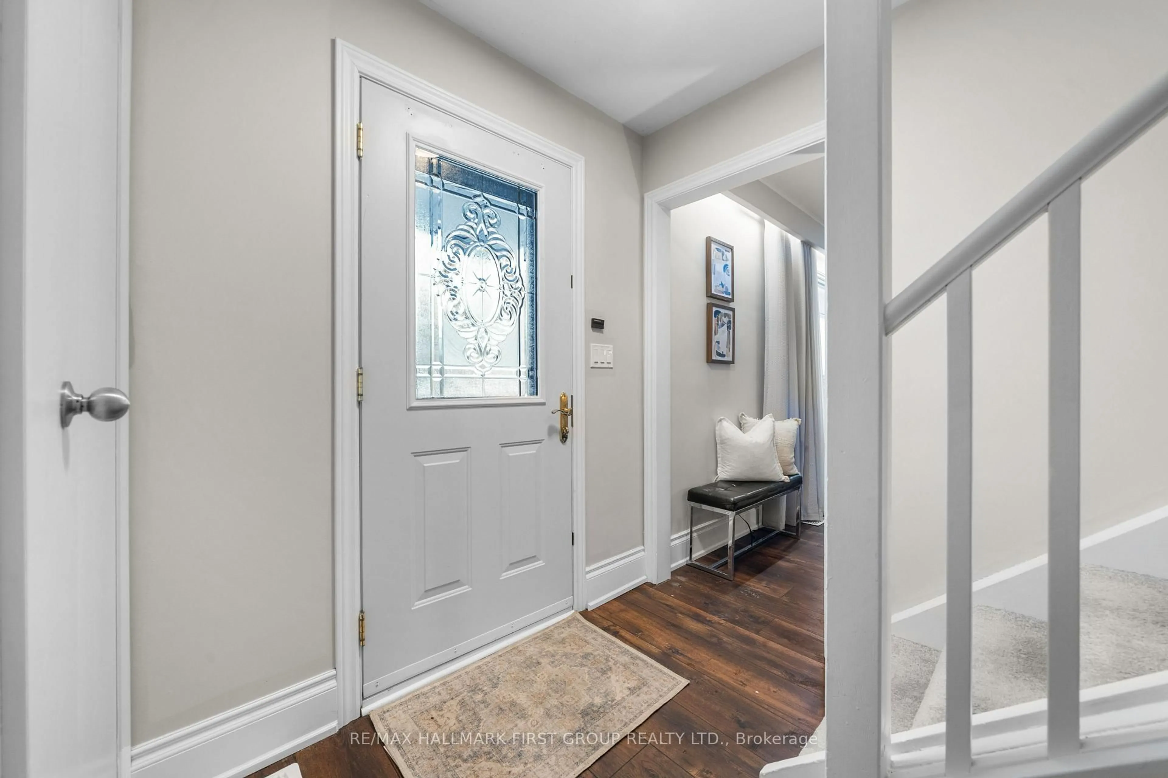 Indoor entryway for 449 King St, Cobourg Ontario K9A 1M7