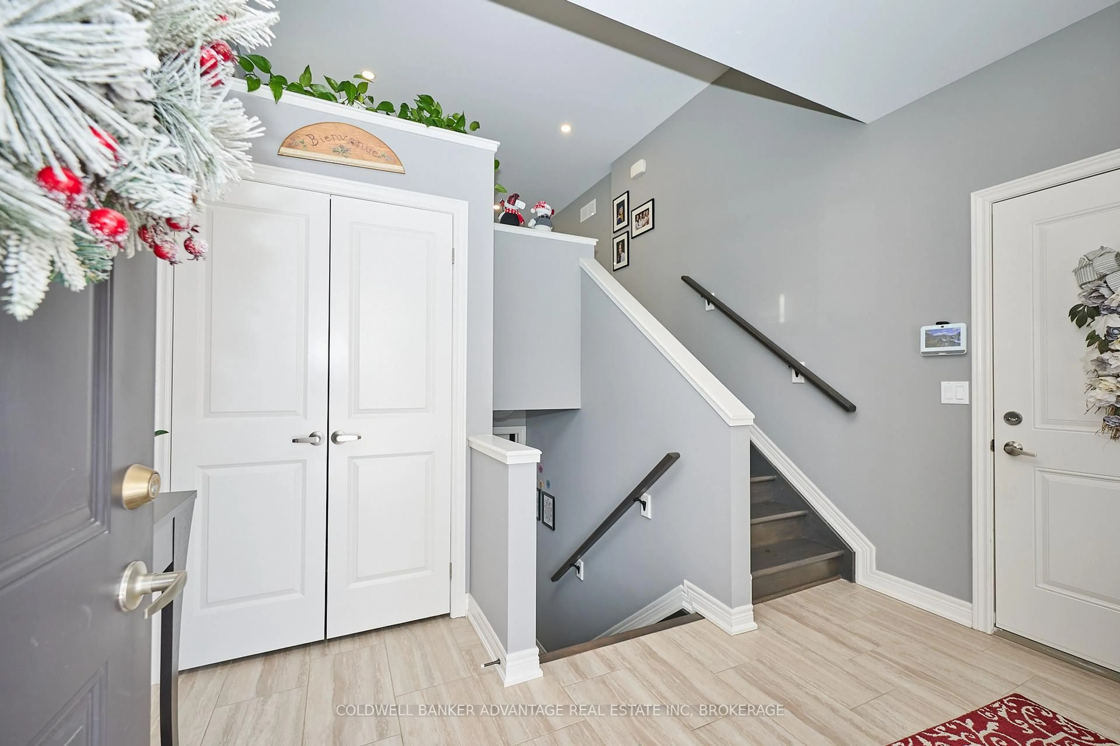 Indoor entryway for 91 Scholfield Ave, Welland Ontario L3B 1N4