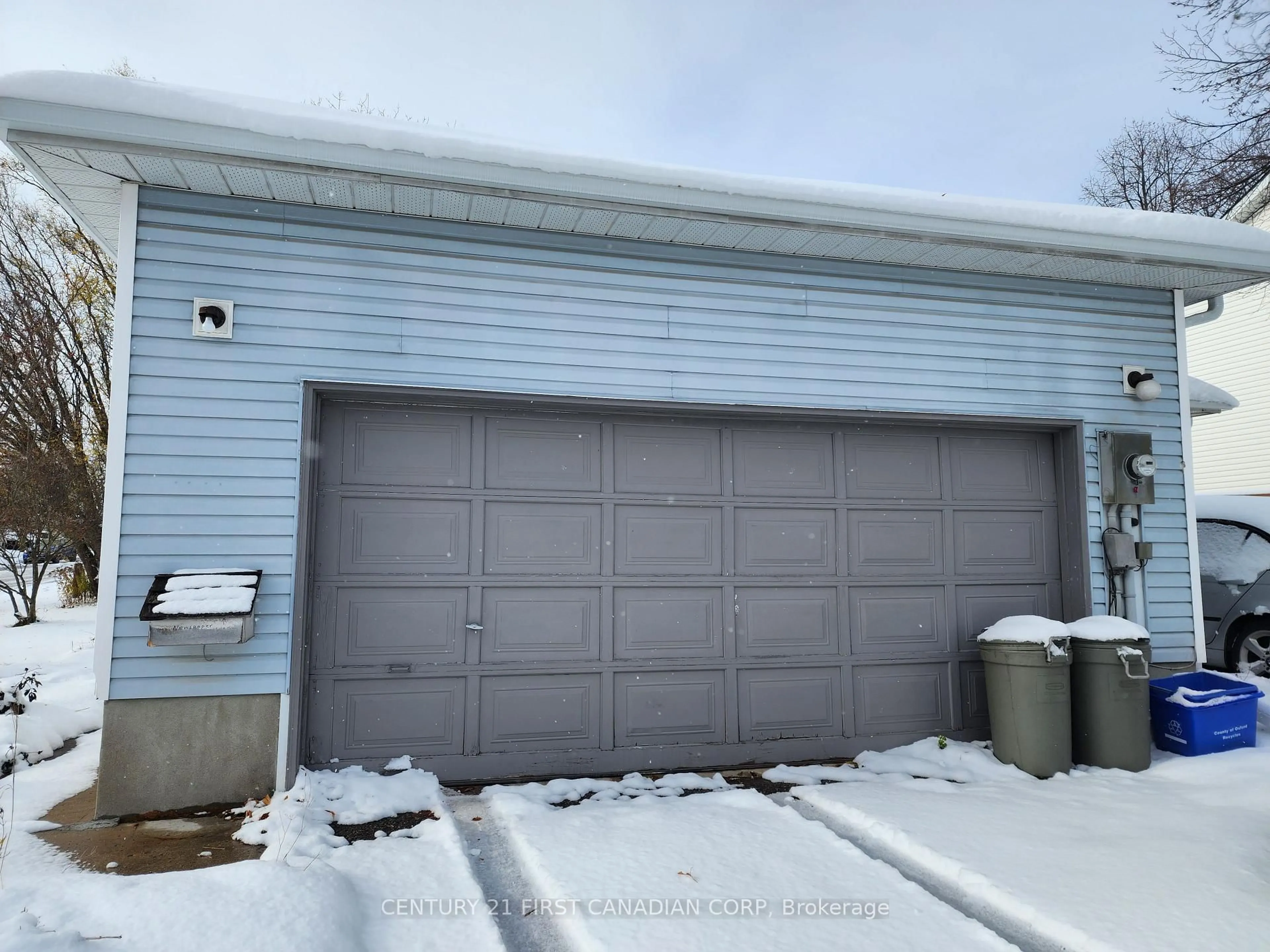 Indoor garage for 169 Hutchison Ave, Ingersoll Ontario N5C 3Y1