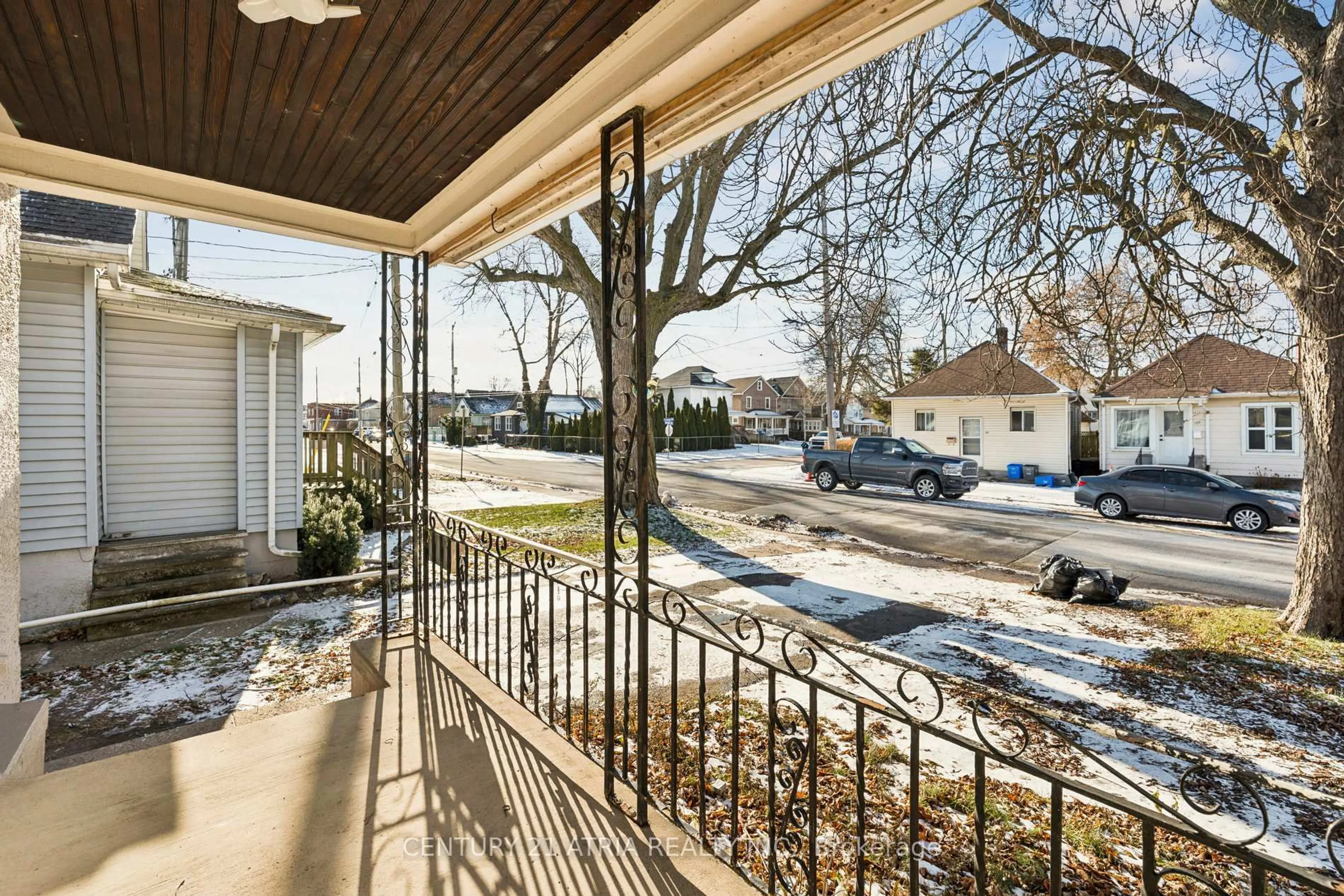 Patio, street for 106 Burgar St, Welland Ontario L3B 2S8