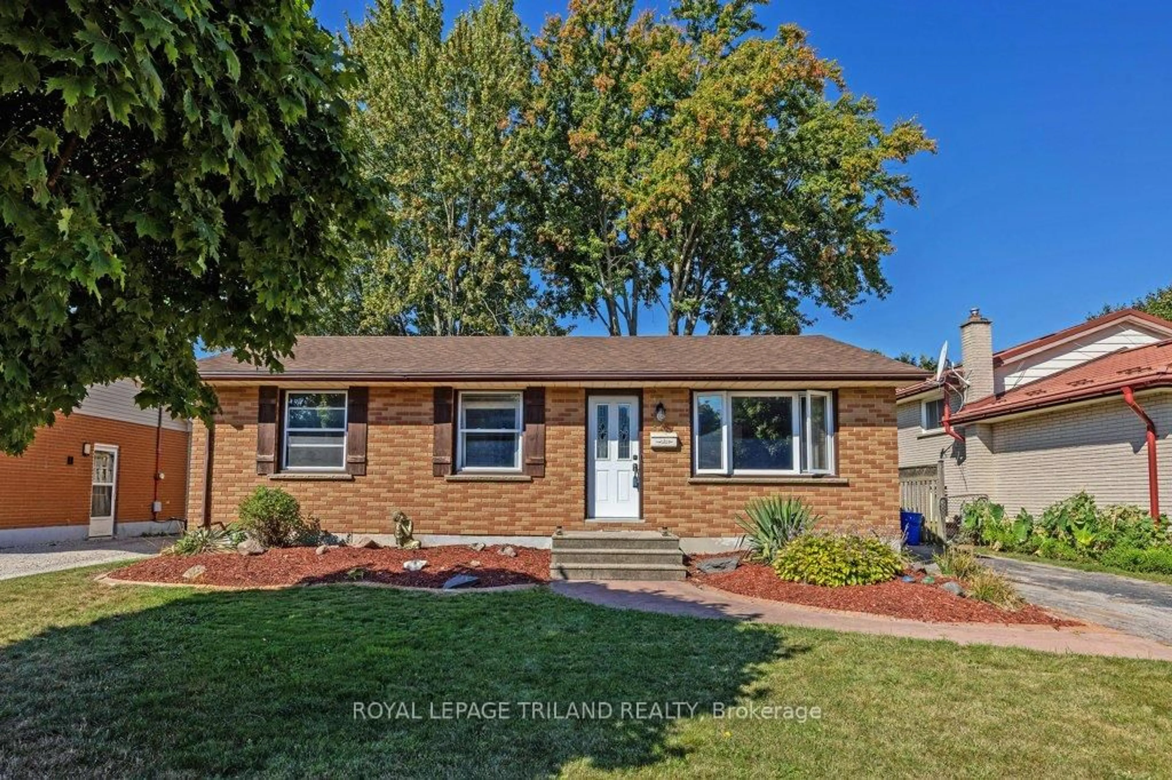 Home with brick exterior material, street for 17 Vanbuskirk Dr, St. Thomas Ontario N5R 4Z1