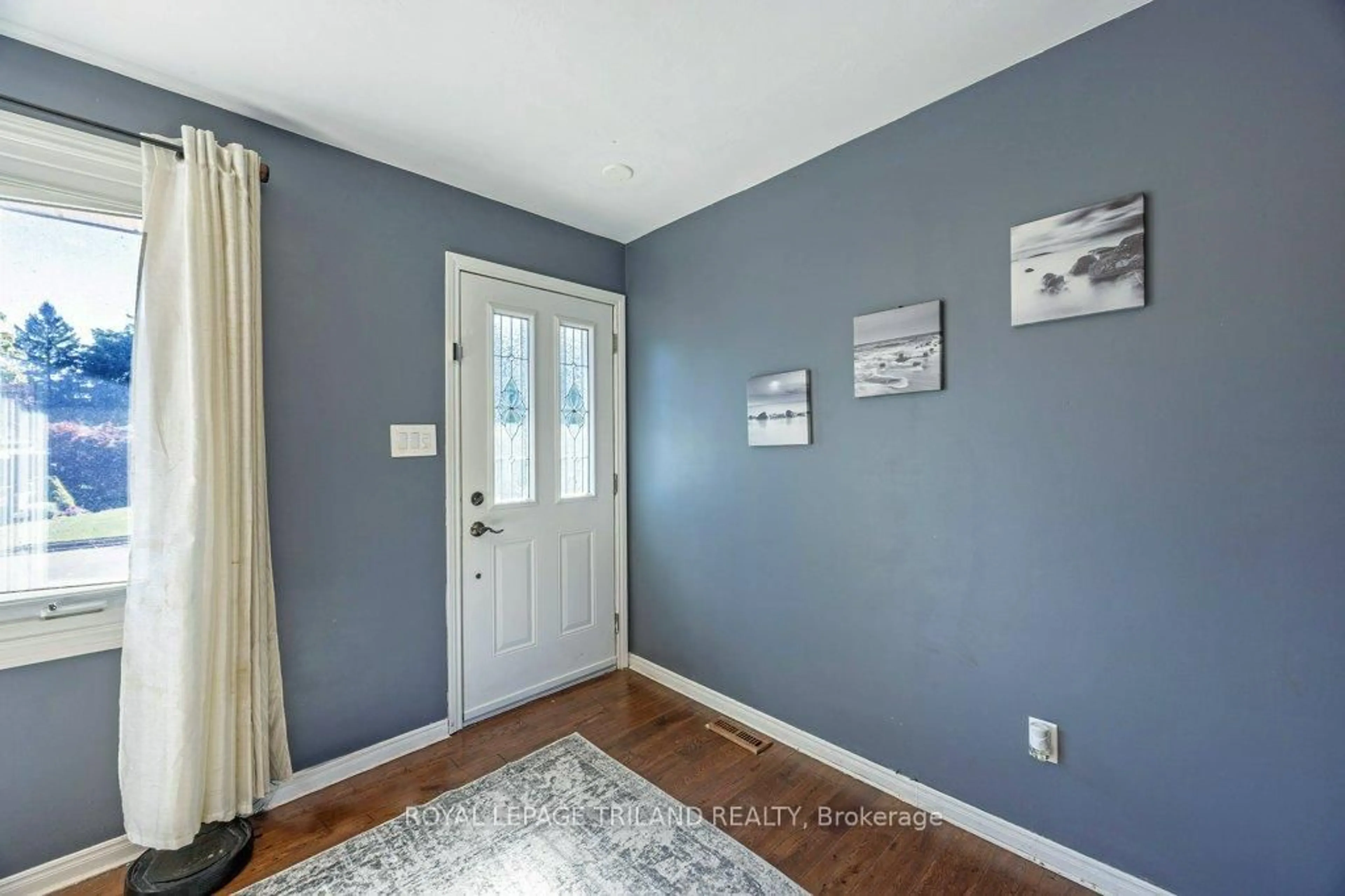 Indoor entryway for 17 Vanbuskirk Dr, St. Thomas Ontario N5R 4Z1