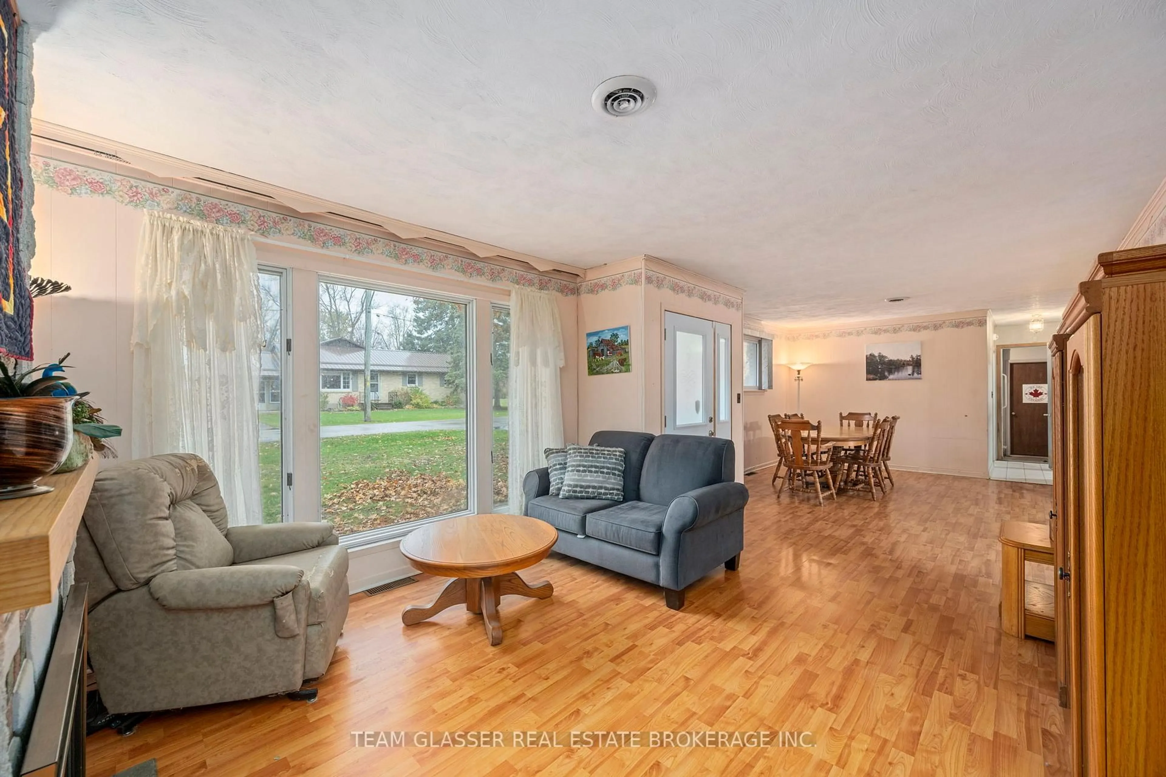 Living room with furniture, wood/laminate floor for 128 Centre St, North Middlesex Ontario N0M 2K0