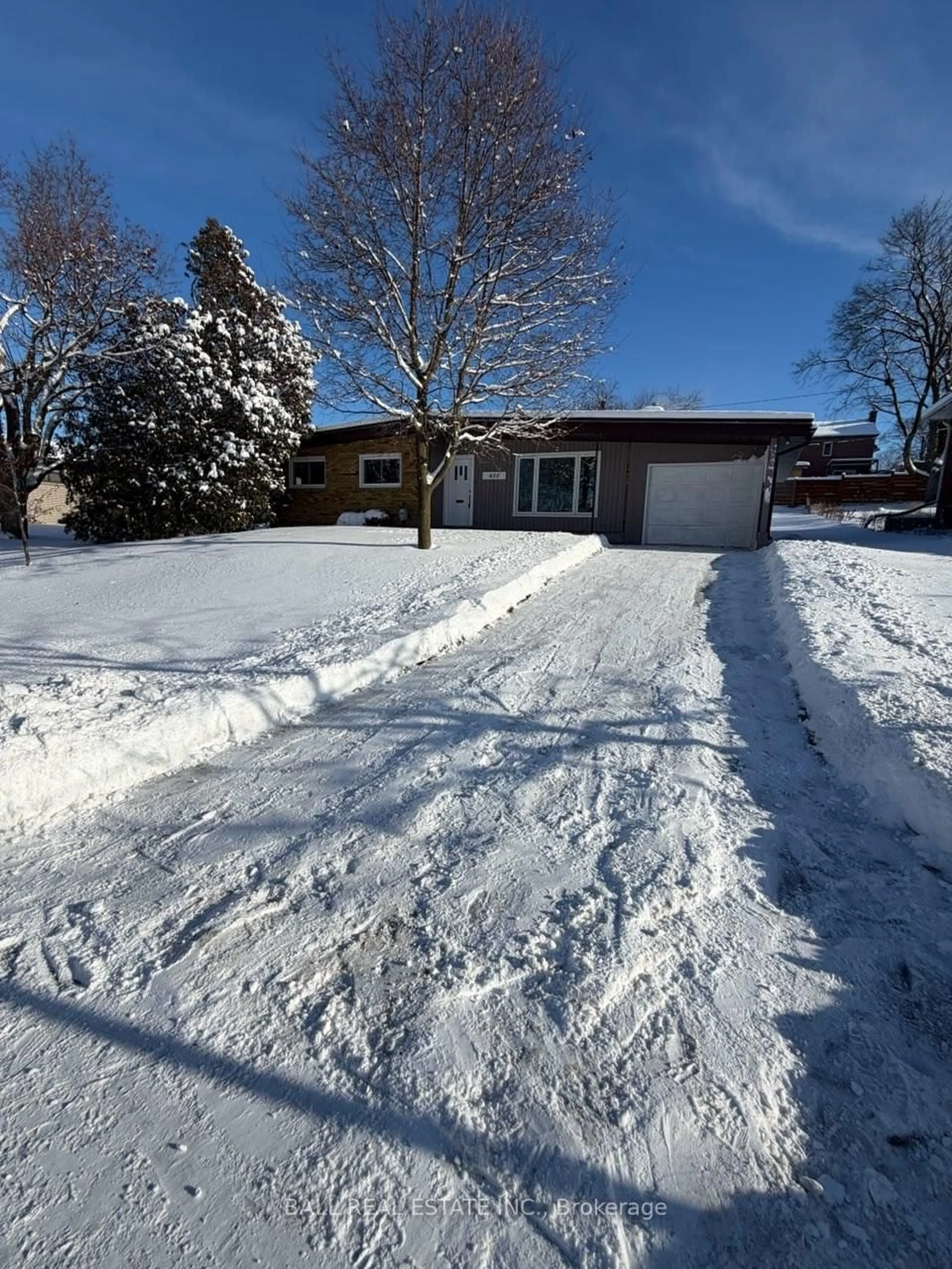 A pic from outside/outdoor area/front of a property/back of a property/a pic from drone, street for 450 Rosedale Ave, Peterborough Ontario K9J 6J1