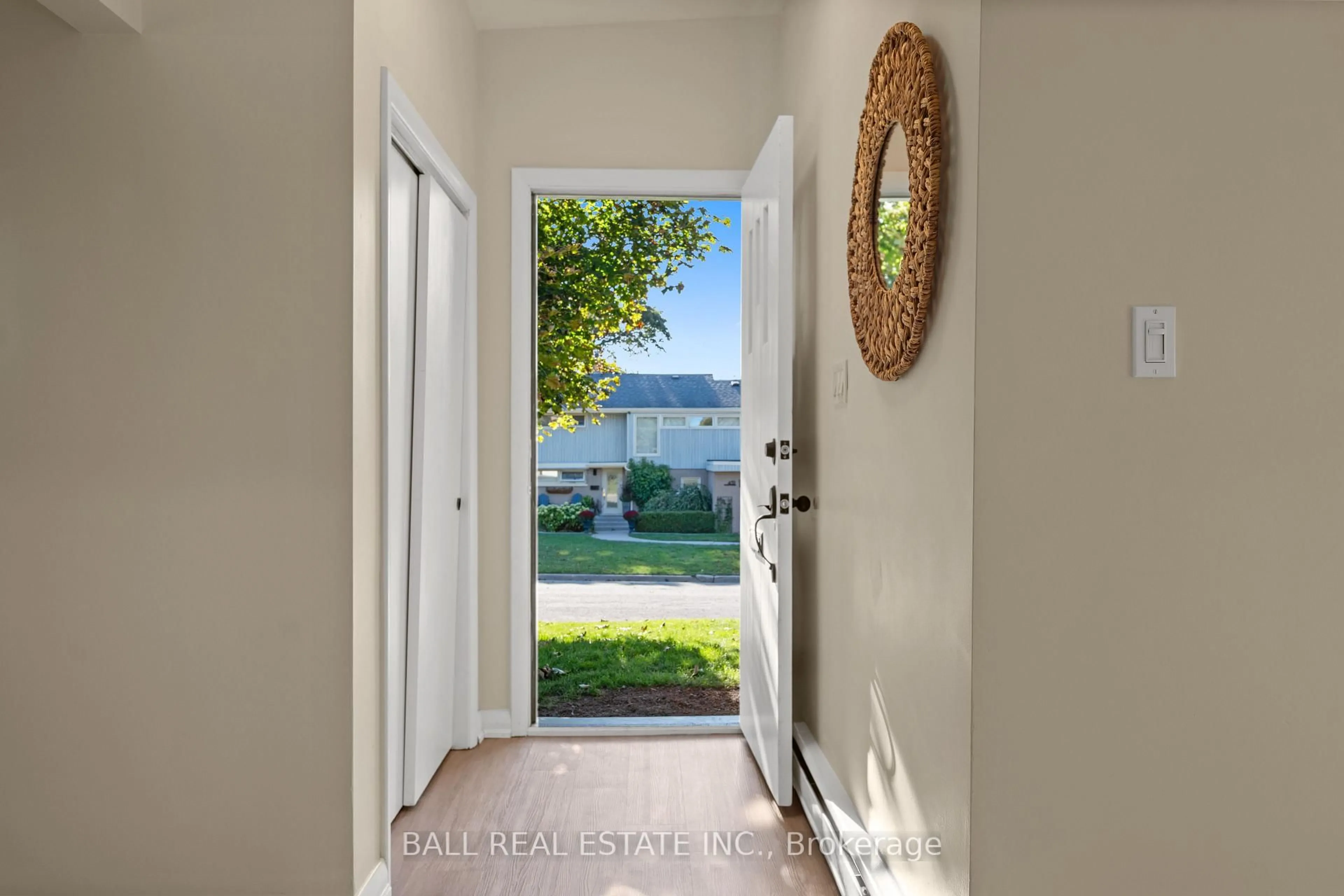Indoor entryway for 450 Rosedale Ave, Peterborough Ontario K9J 6J1