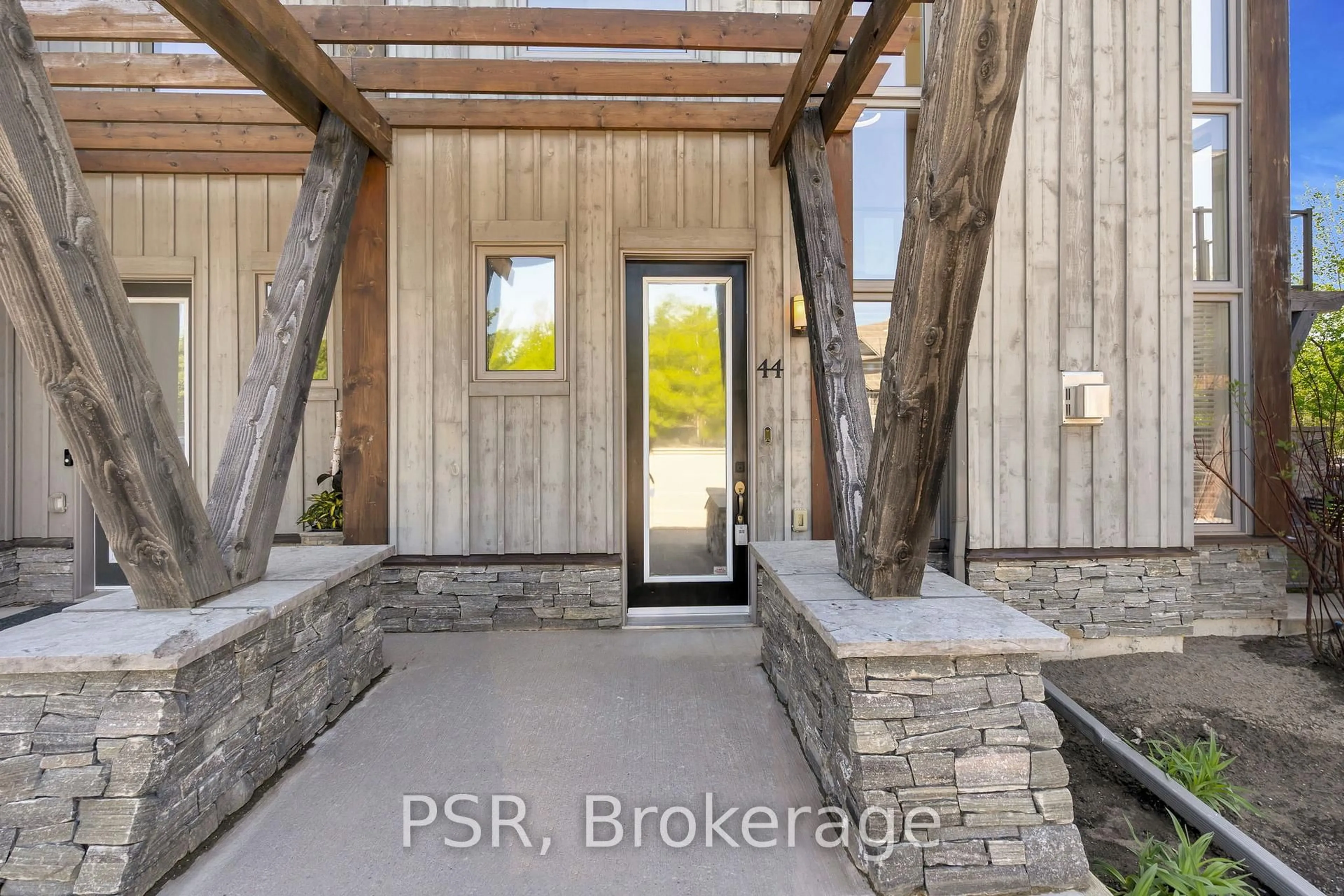 Indoor entryway for 44 Carrick Tr, Gravenhurst Ontario P1P 0A6