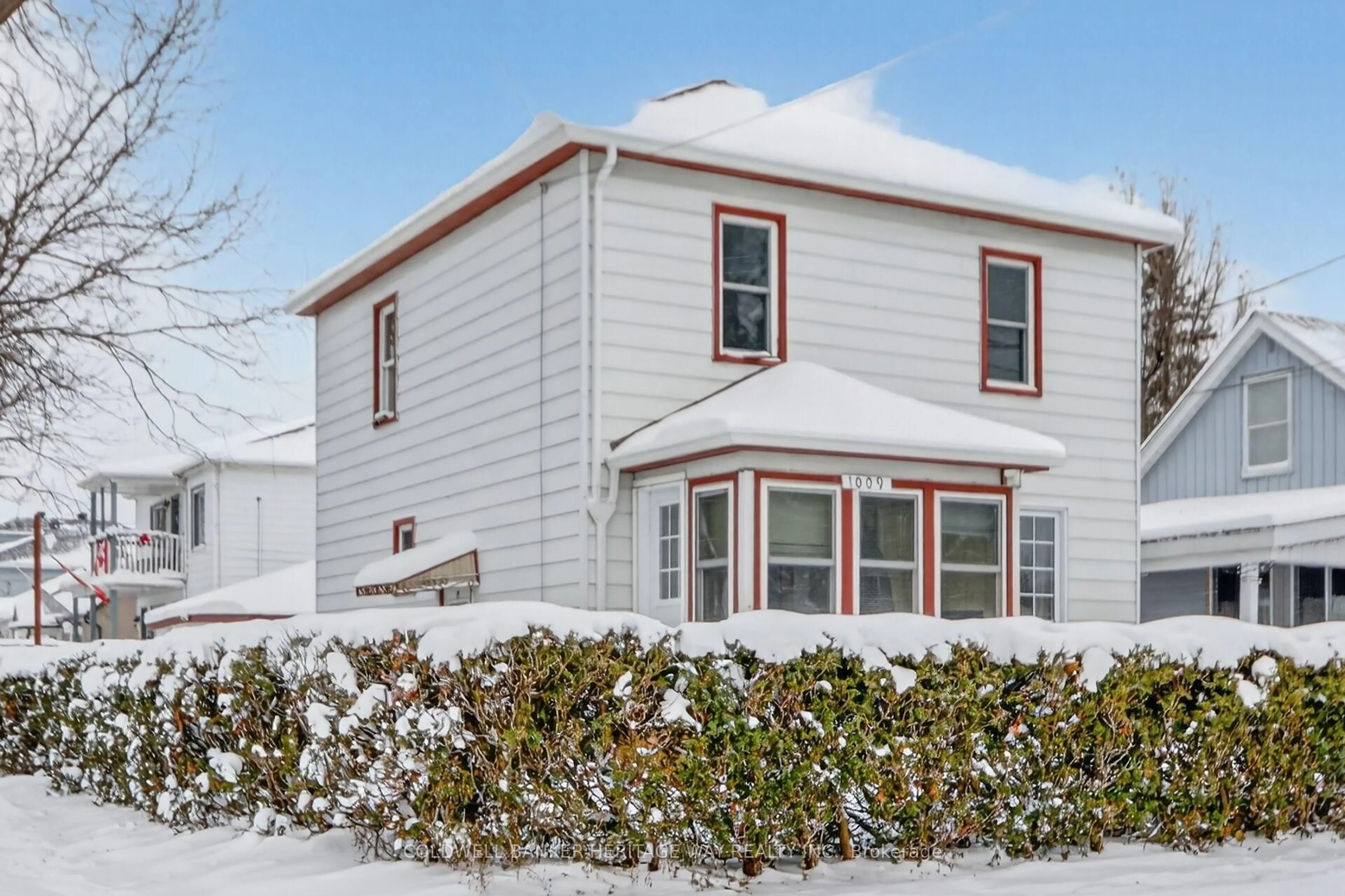 Home with vinyl exterior material, street for 1009 Third St, Cornwall Ontario K6H 2E9