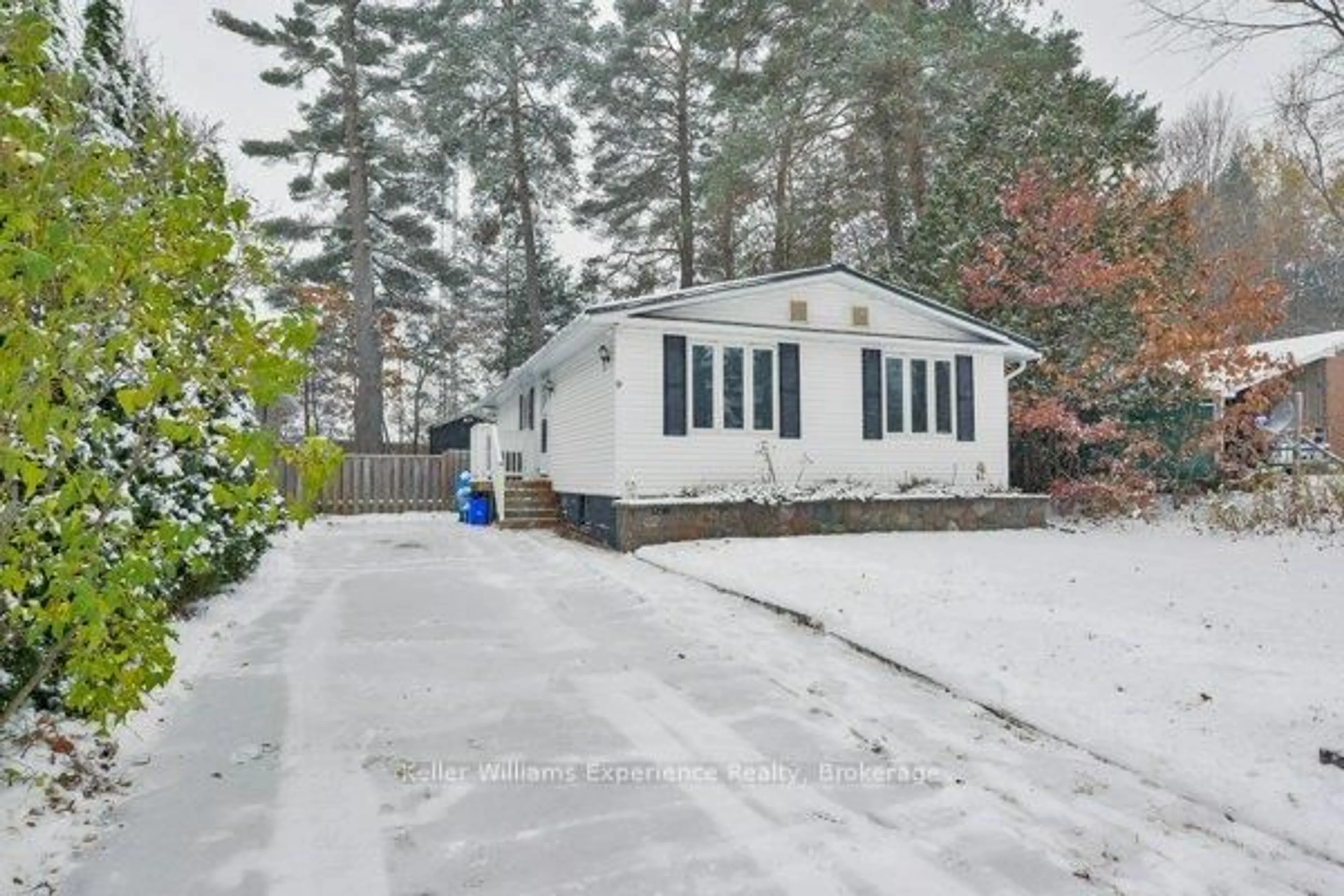 A pic from outside/outdoor area/front of a property/back of a property/a pic from drone, street for 9 Dudley Dr, Bracebridge Ontario P1L 1K2