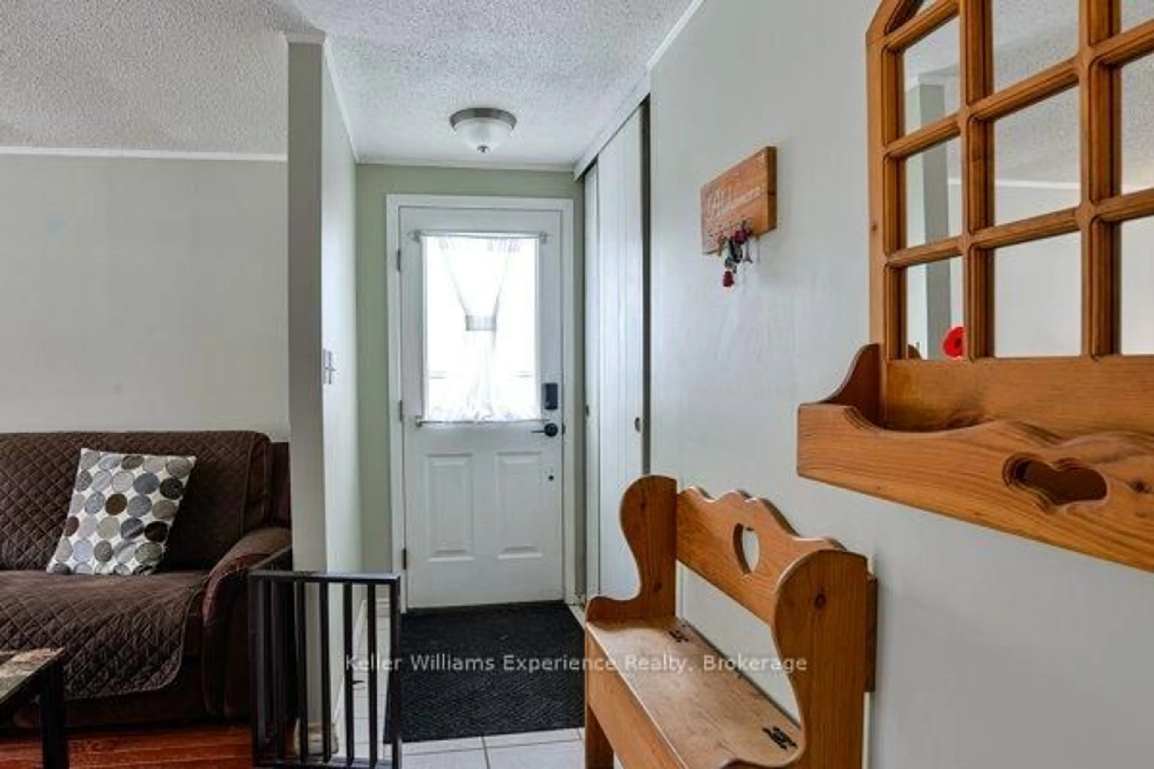 Indoor entryway for 9 Dudley Dr, Bracebridge Ontario P1L 1K2