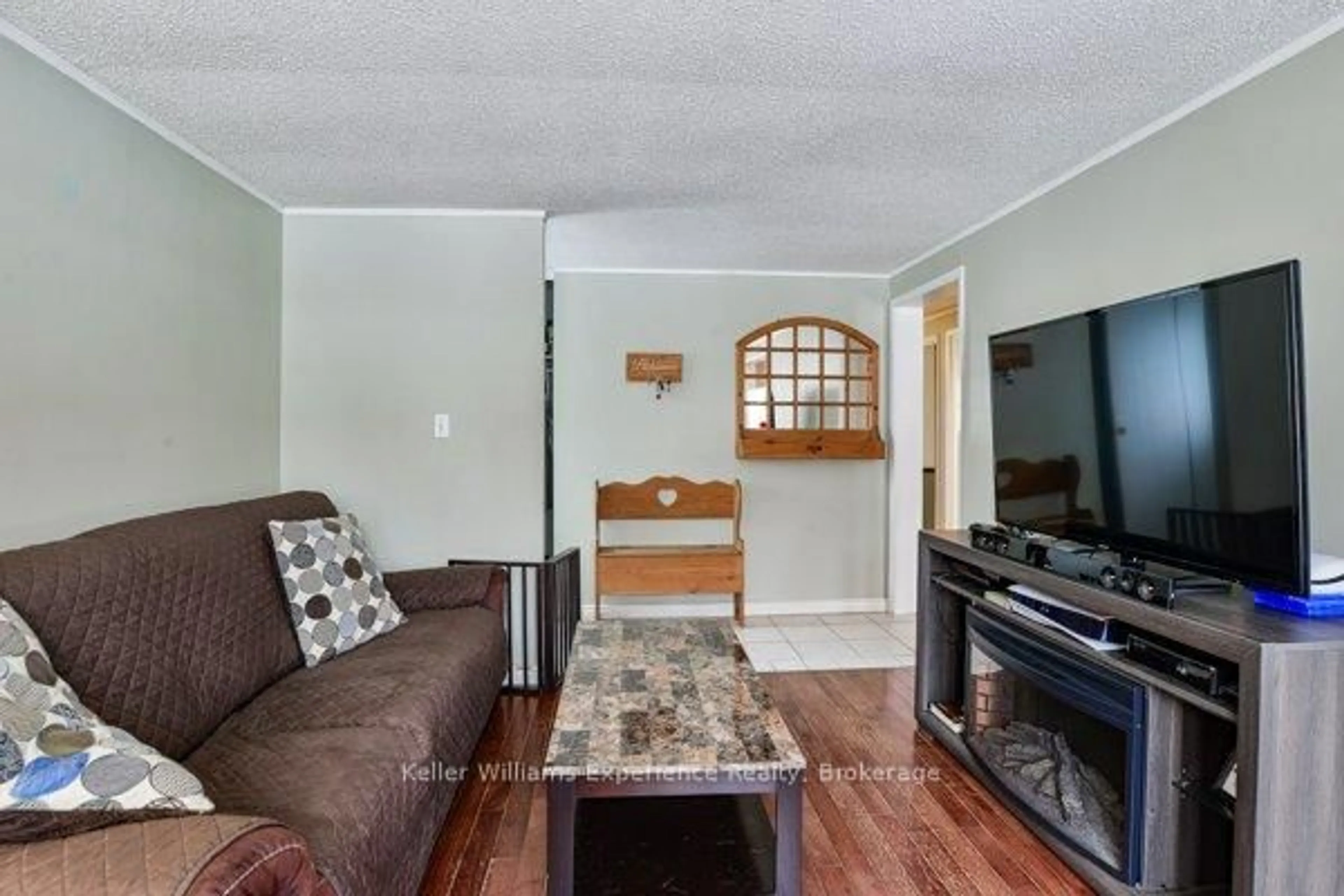 Living room with furniture, wood/laminate floor for 9 Dudley Dr, Bracebridge Ontario P1L 1K2