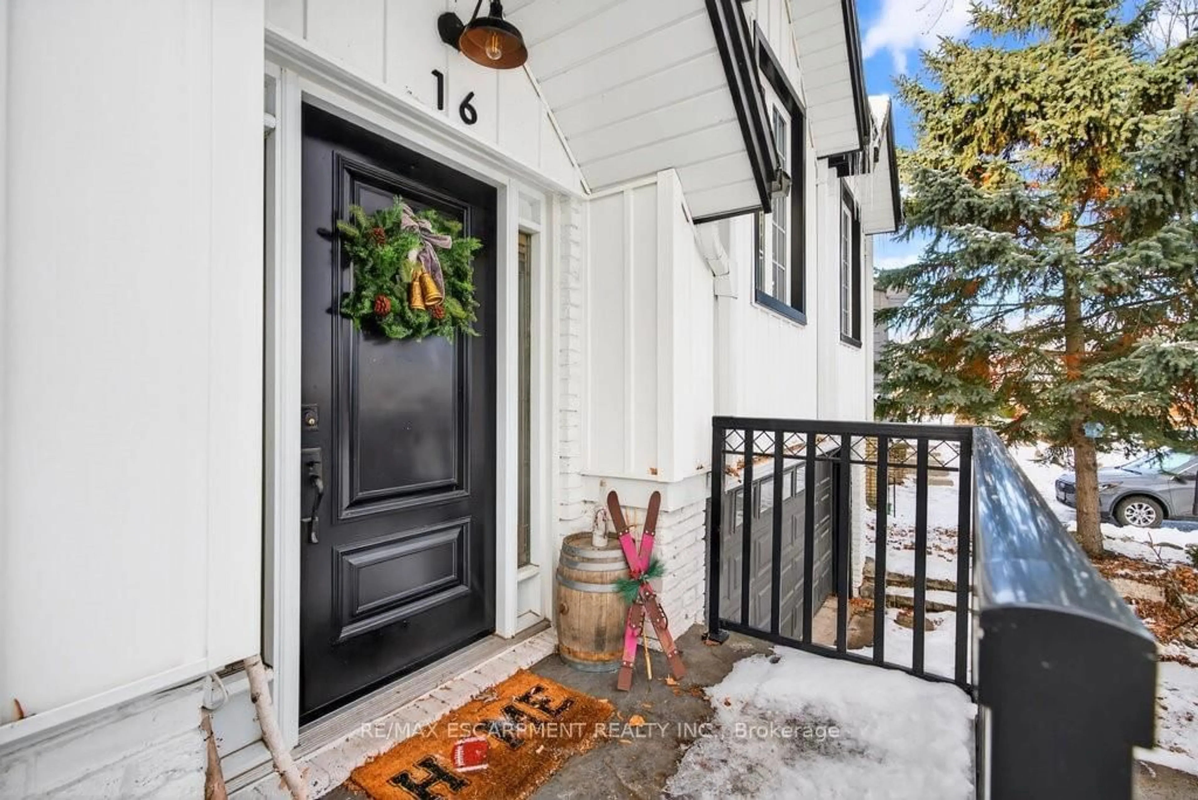Indoor entryway for 16 Forestgate Dr, Hamilton Ontario L9C 6A3