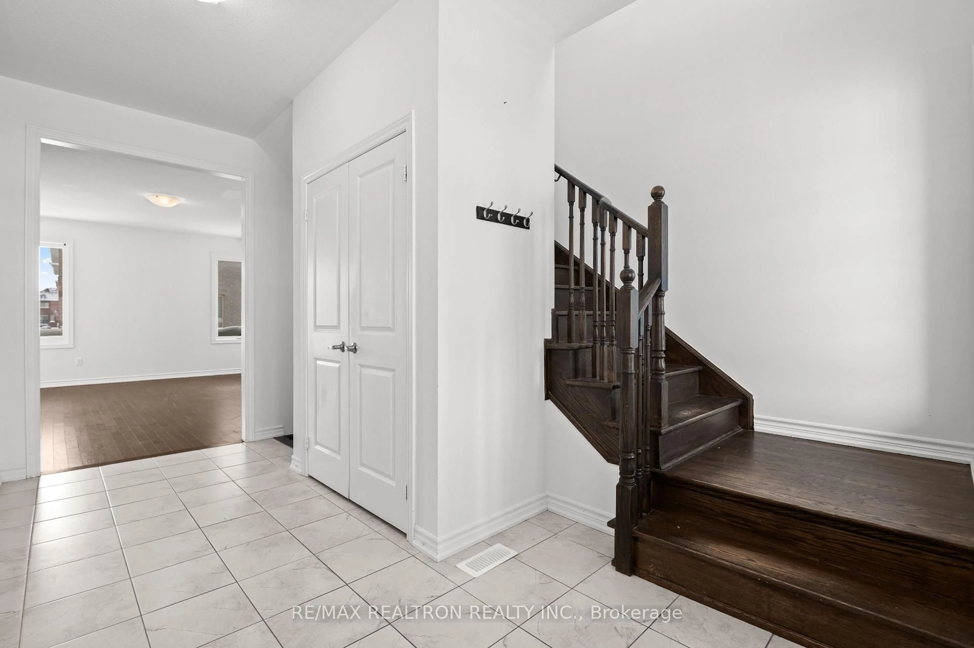 Indoor entryway for 37 Fennell St, Southgate Ontario N0C 1B0