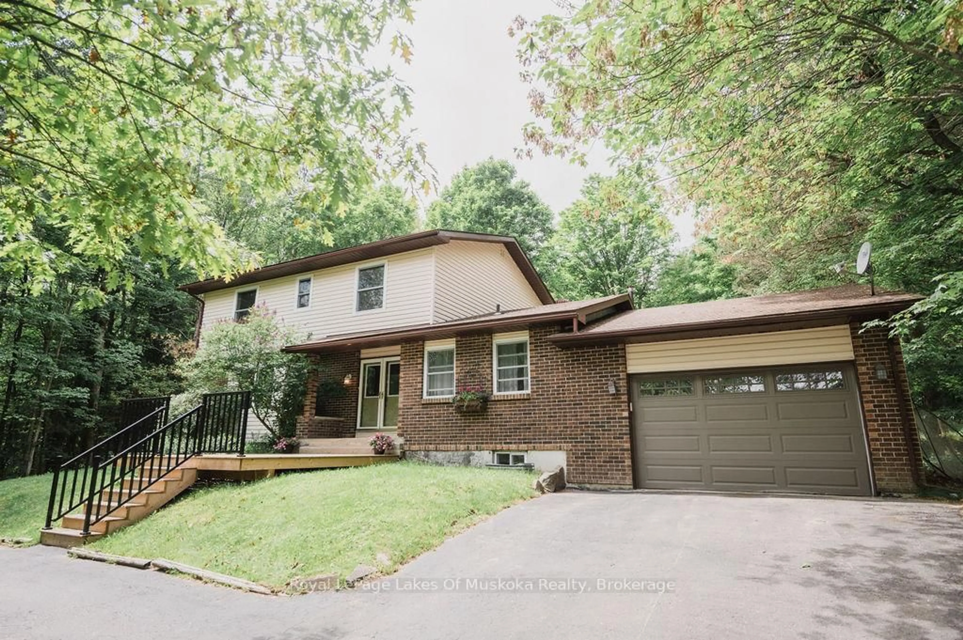 Home with vinyl exterior material, street for 12 Murray St, Sundridge Ontario P0A 1Z0