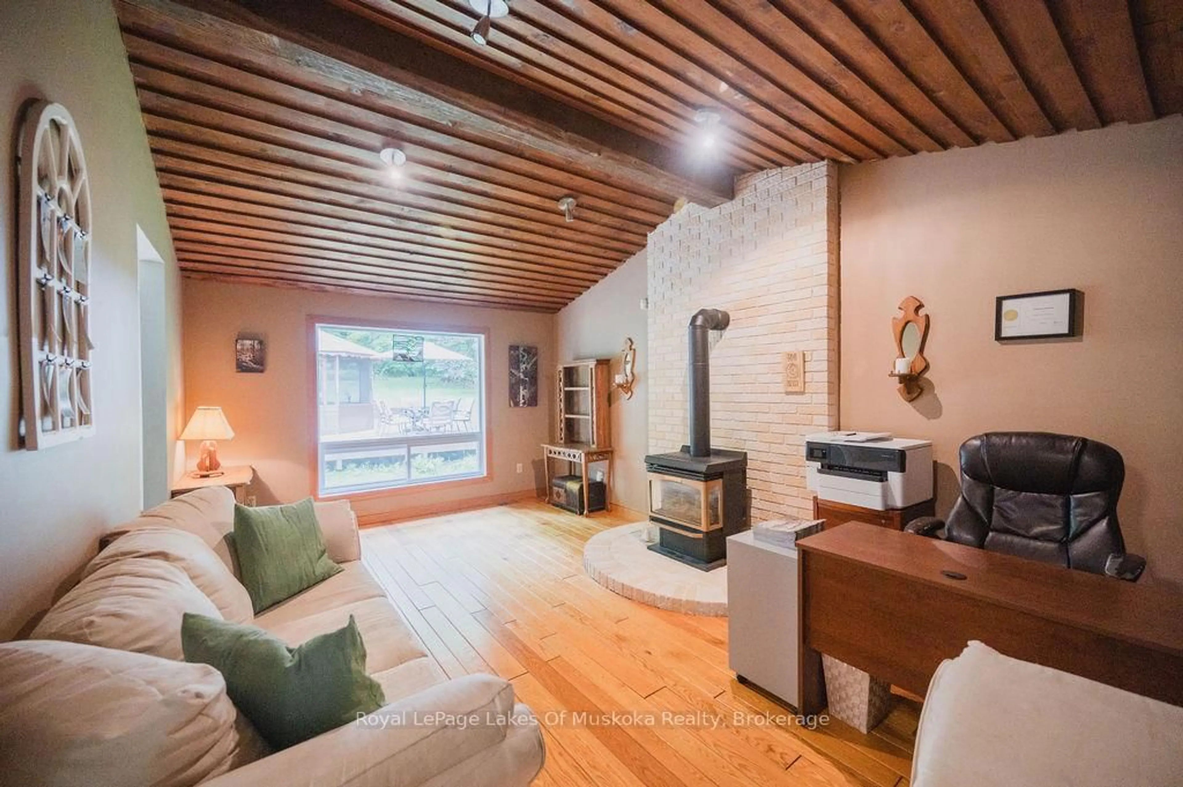 Living room with furniture, wood/laminate floor for 12 Murray St, Sundridge Ontario P0A 1Z0