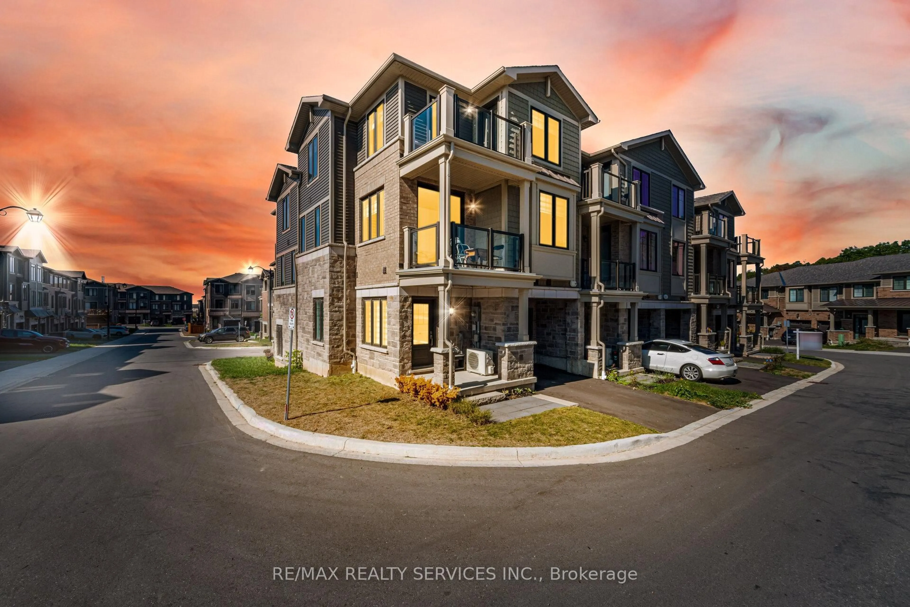 A pic from outside/outdoor area/front of a property/back of a property/a pic from drone, unknown for 10 Birmingham Dr #113, Cambridge Ontario N1R 0C6