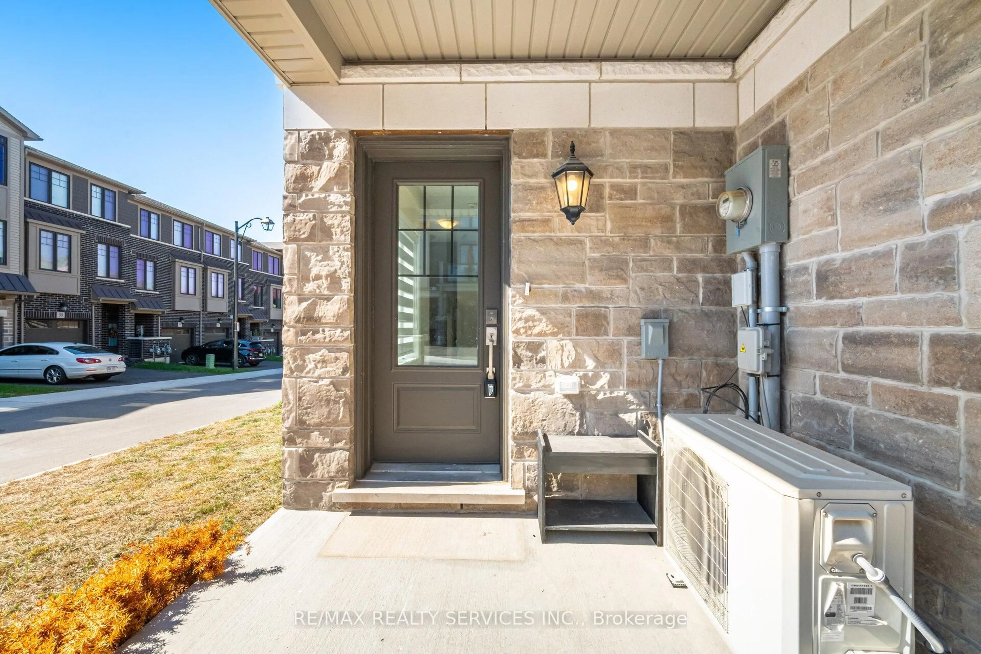 Indoor entryway for 10 Birmingham Dr #113, Cambridge Ontario N1R 0C6