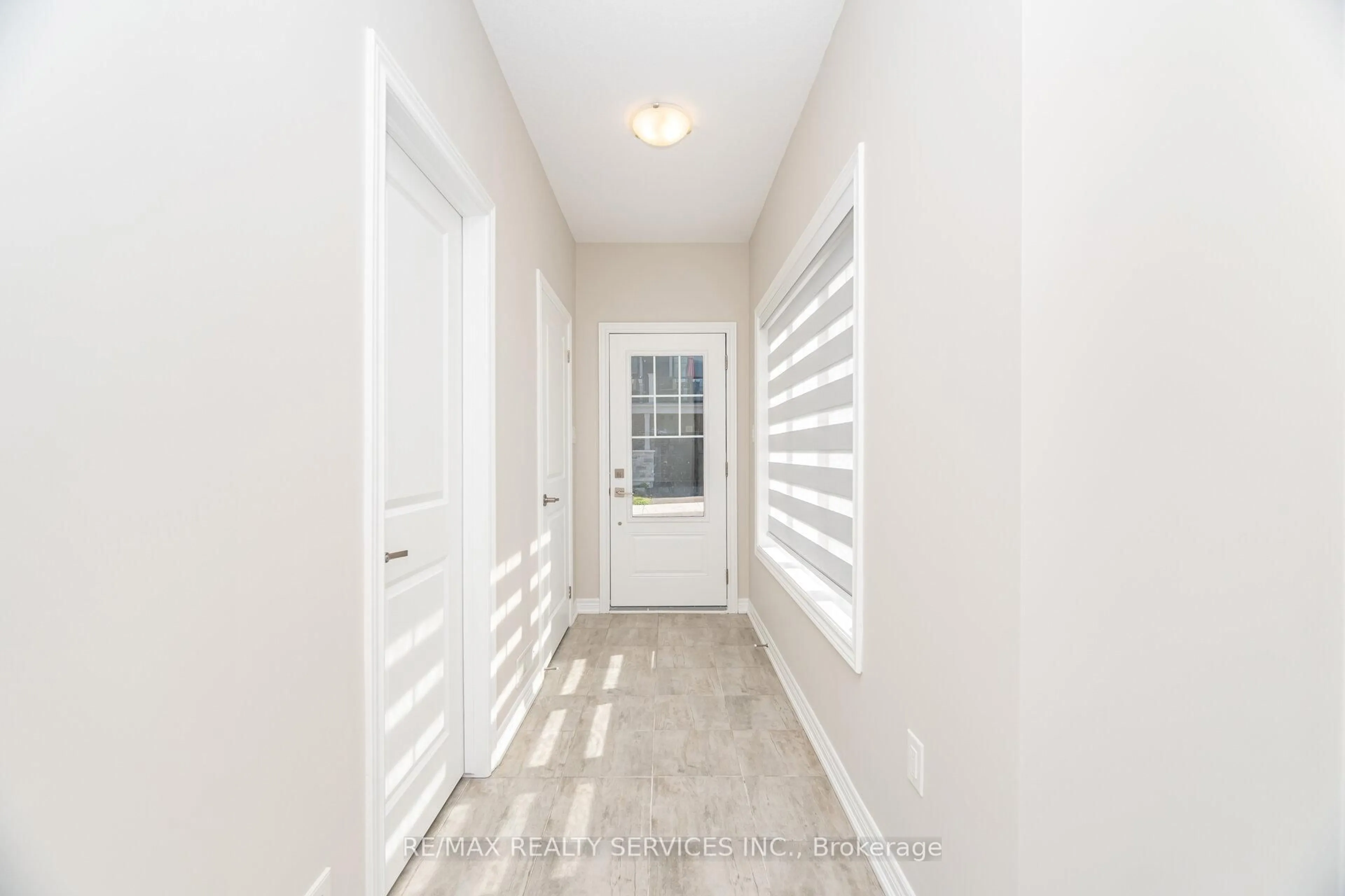 Indoor entryway for 10 Birmingham Dr #113, Cambridge Ontario N1R 0C6