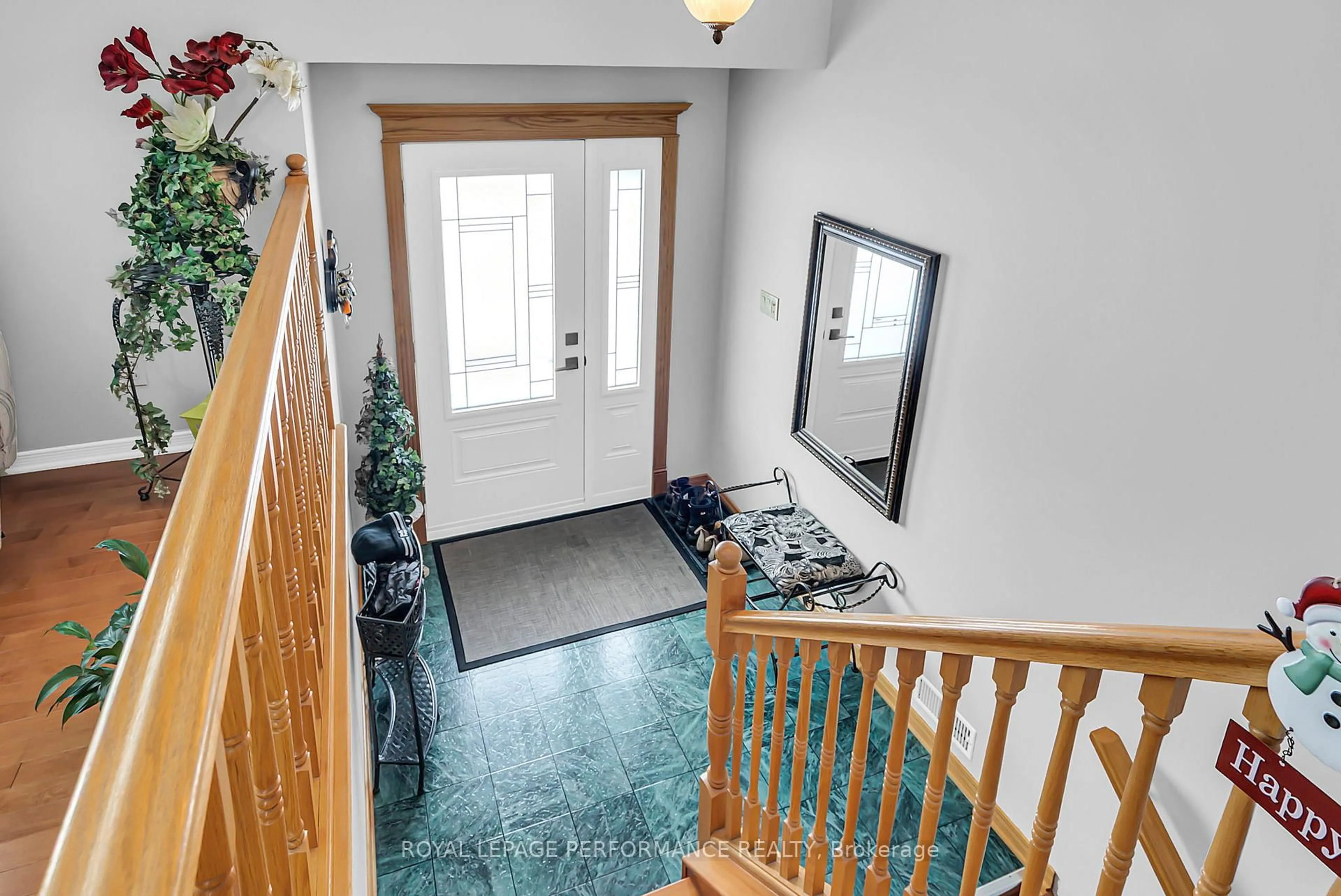 Indoor entryway for 220 Dunbar Ave, Cornwall Ontario K6H 7A2