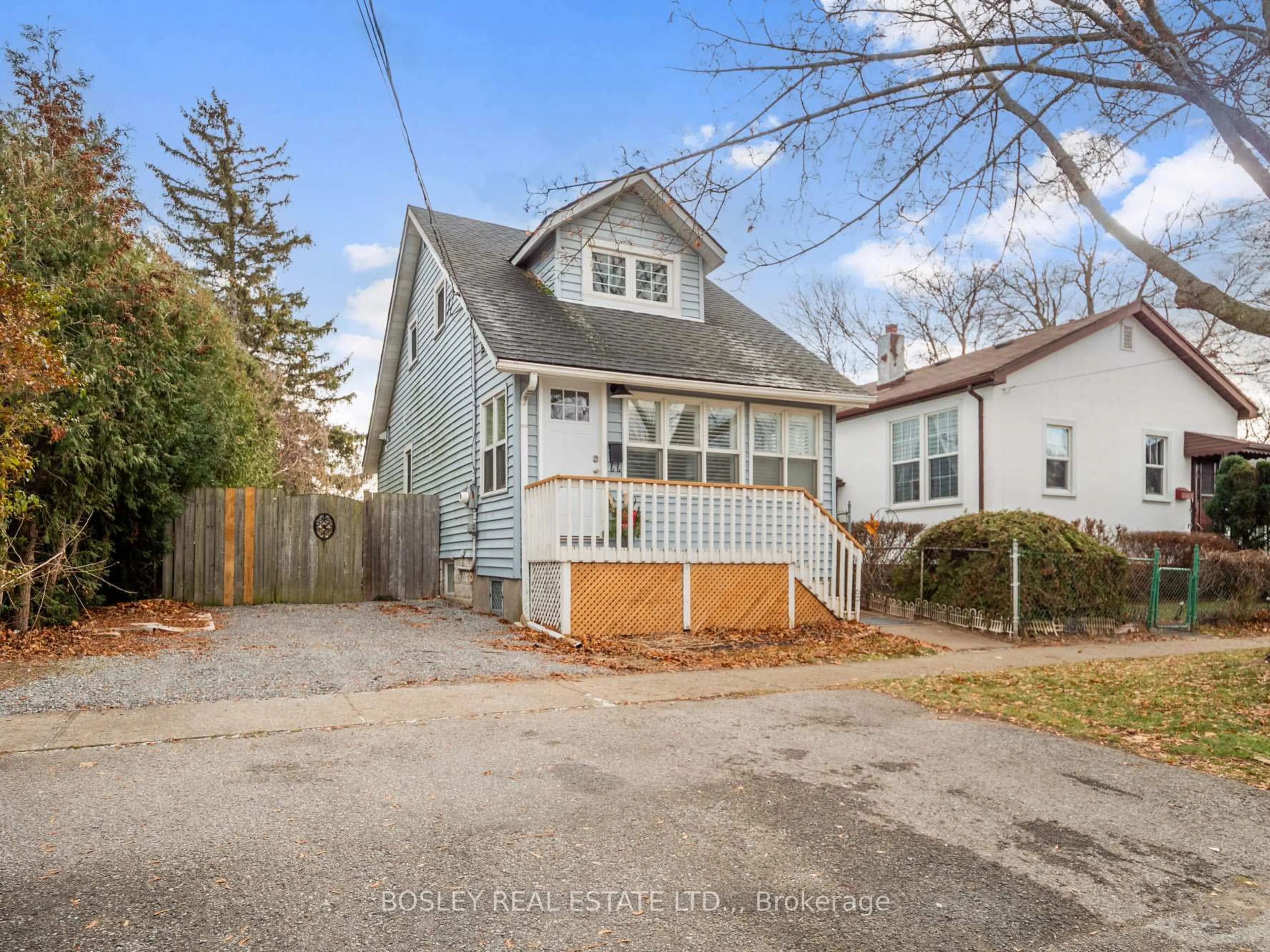 A pic from outside/outdoor area/front of a property/back of a property/a pic from drone, street for 18 Michigan Ave, St. Catharines Ontario L2N 4G8
