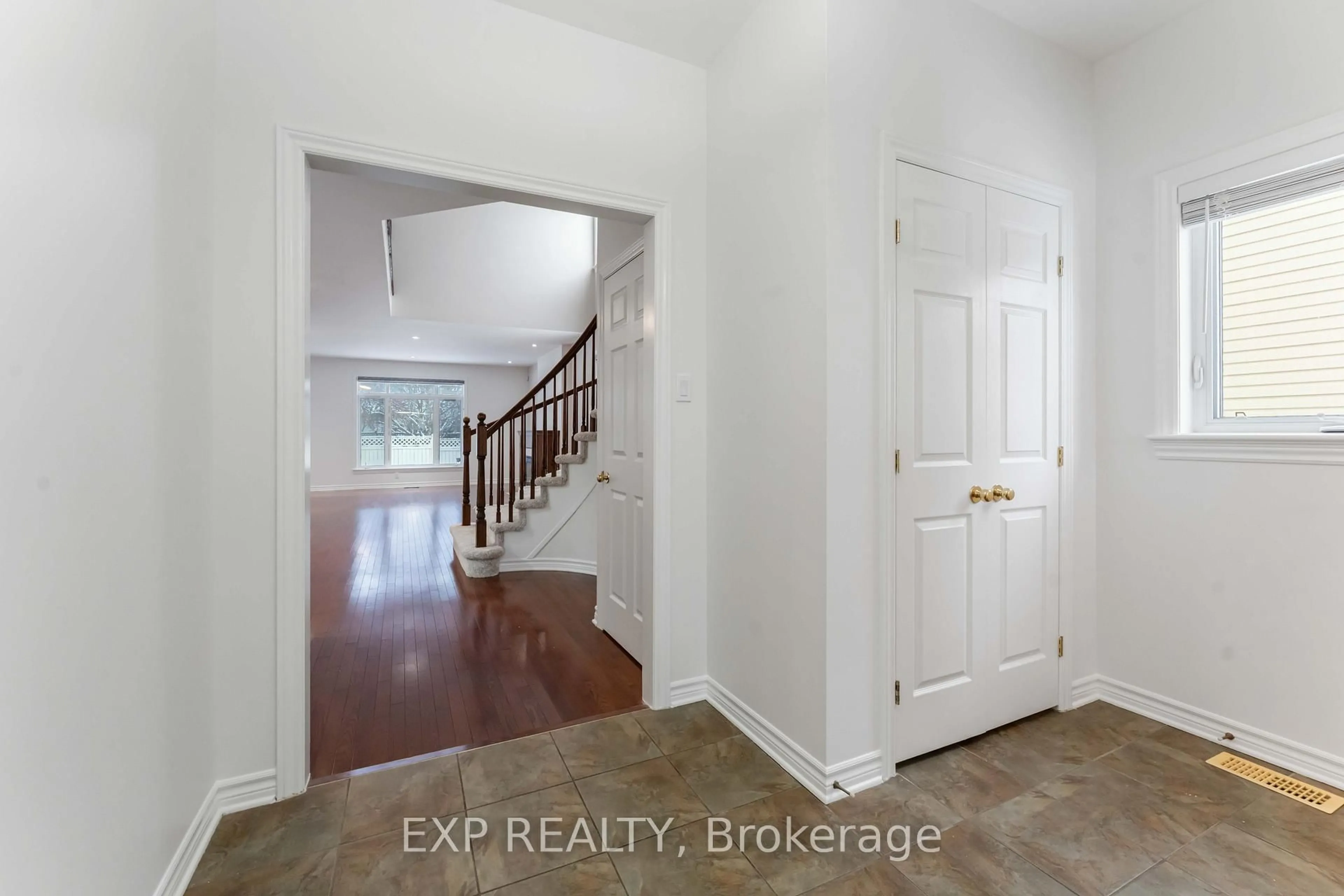 Indoor entryway for 119 Anfield Cres, Barrhaven Ontario K2G 7B7