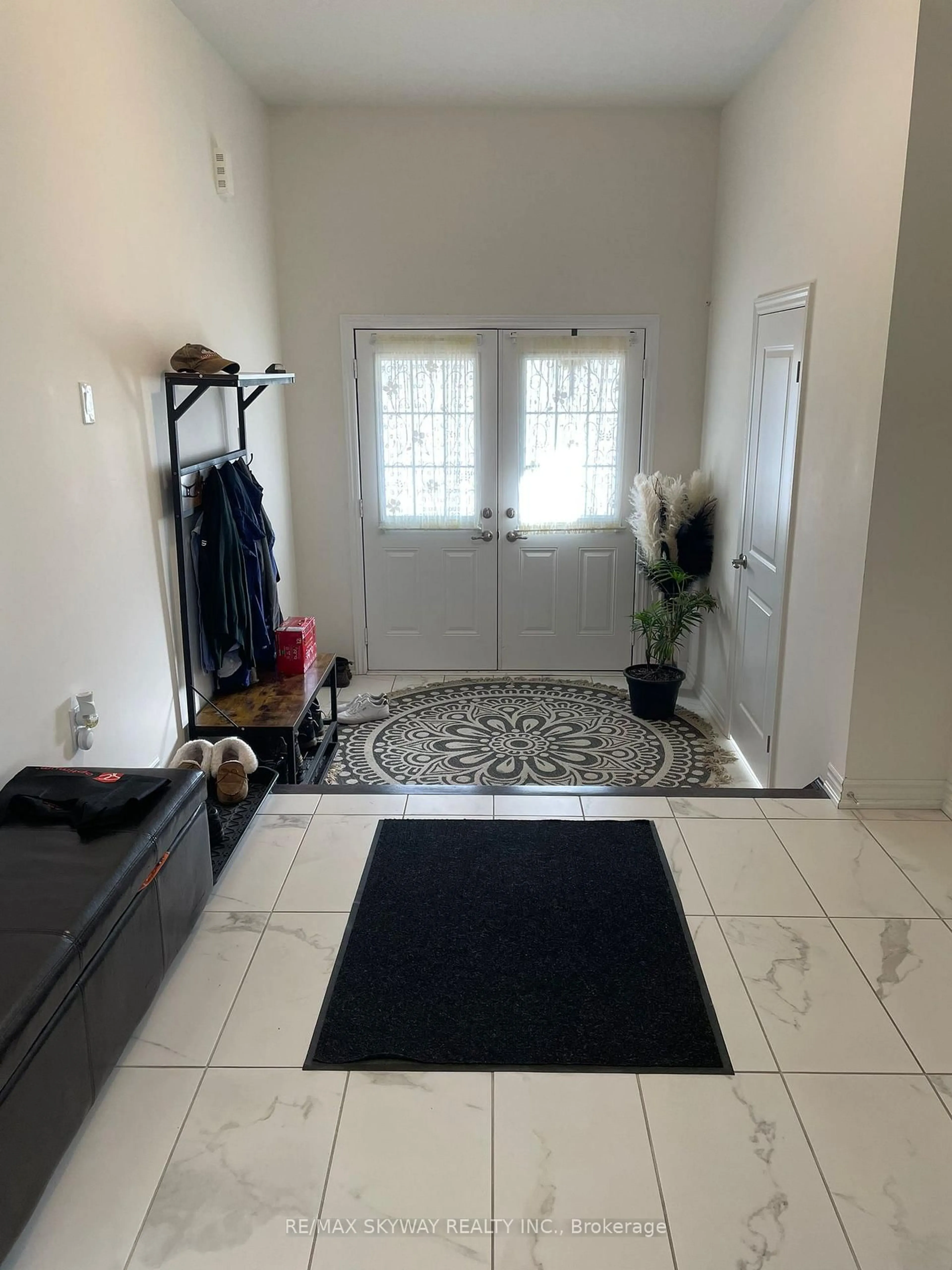 Indoor entryway for 76 Stauffer Rd, Brantford Ontario N3V 0B4