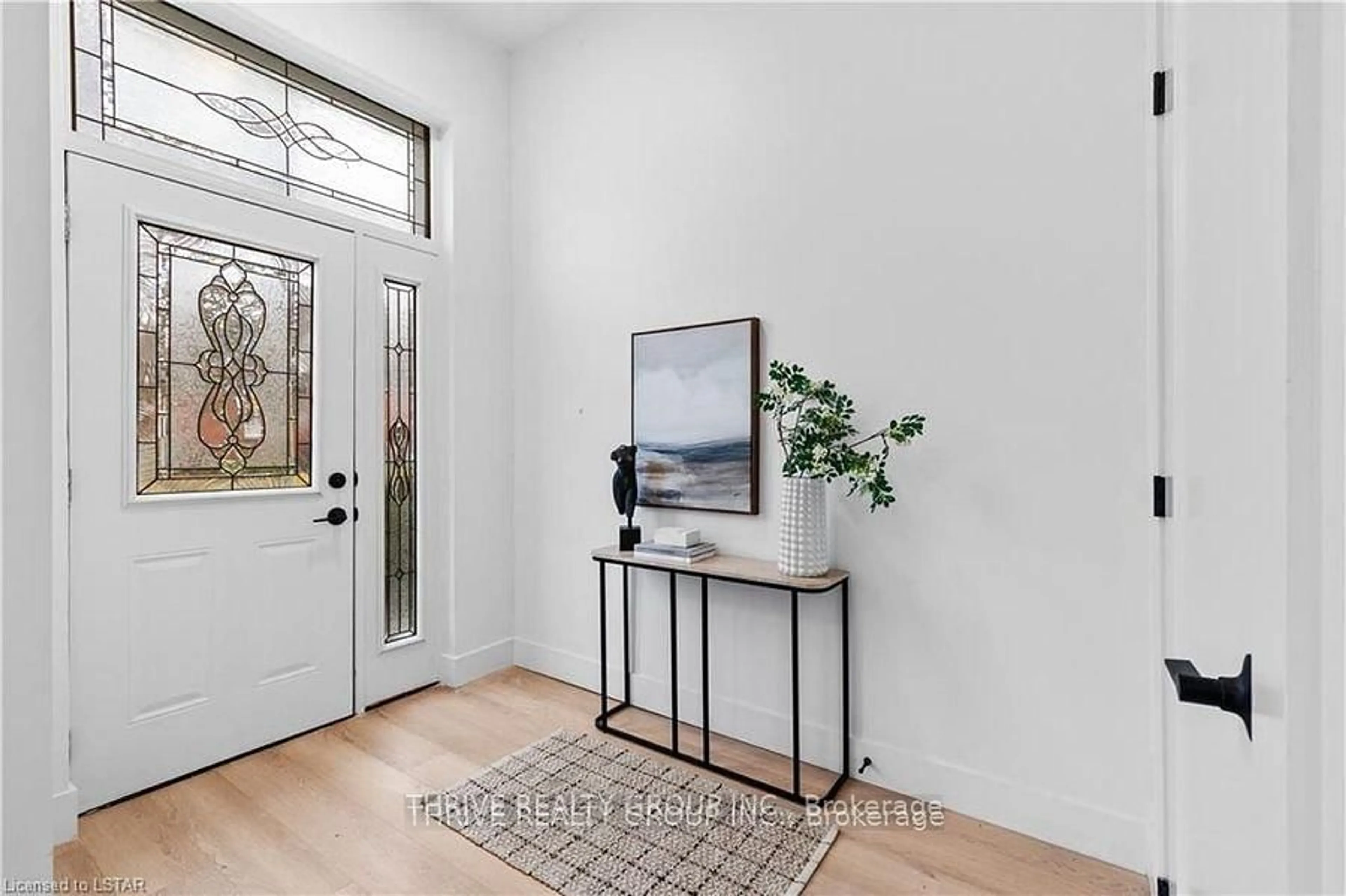 Indoor entryway for 888 QUEENS Ave, London East Ontario N5W 3H8