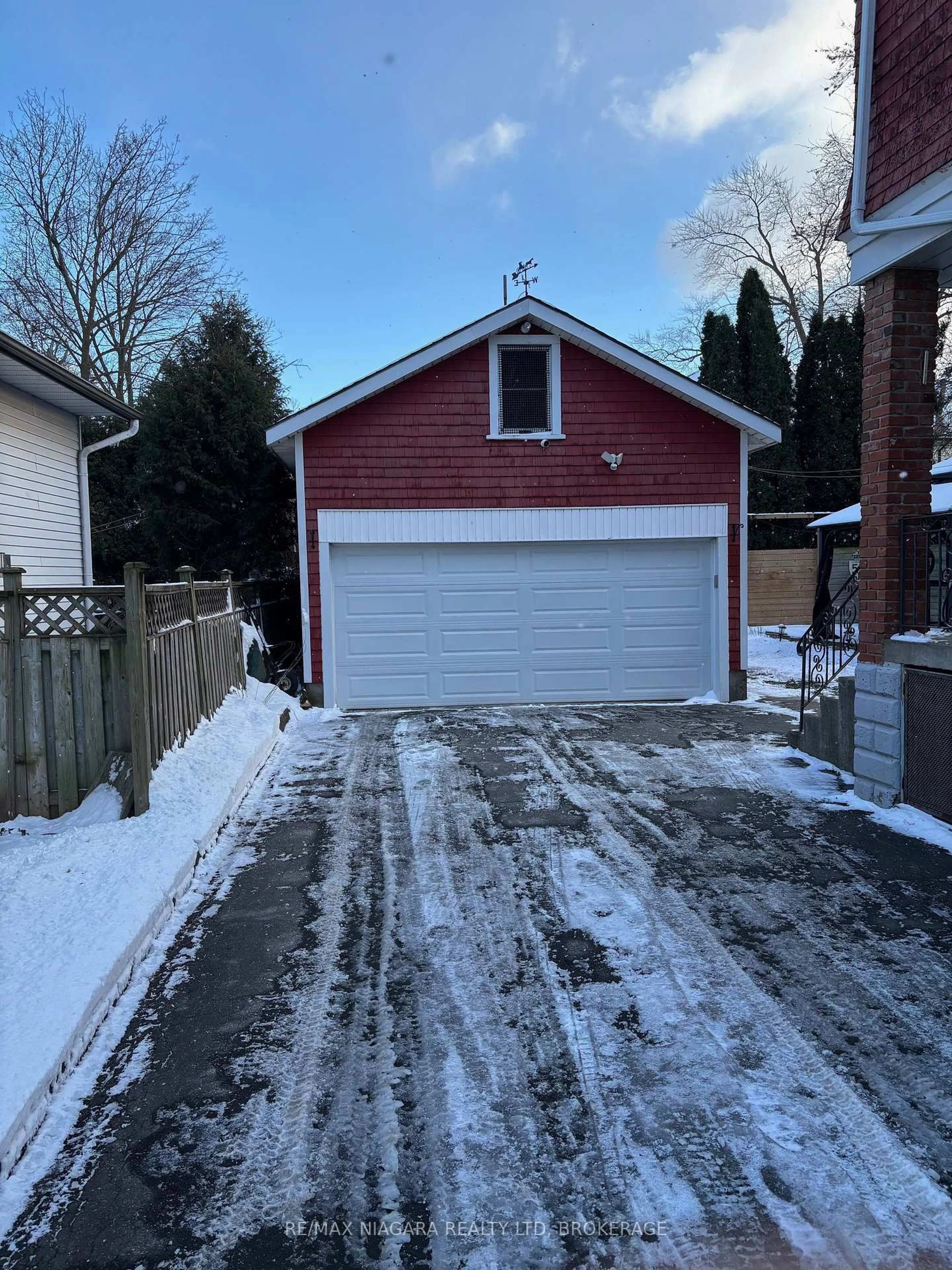 Indoor garage for 4766 Ryerson Cres, Niagara Falls Ontario L2E 1E5