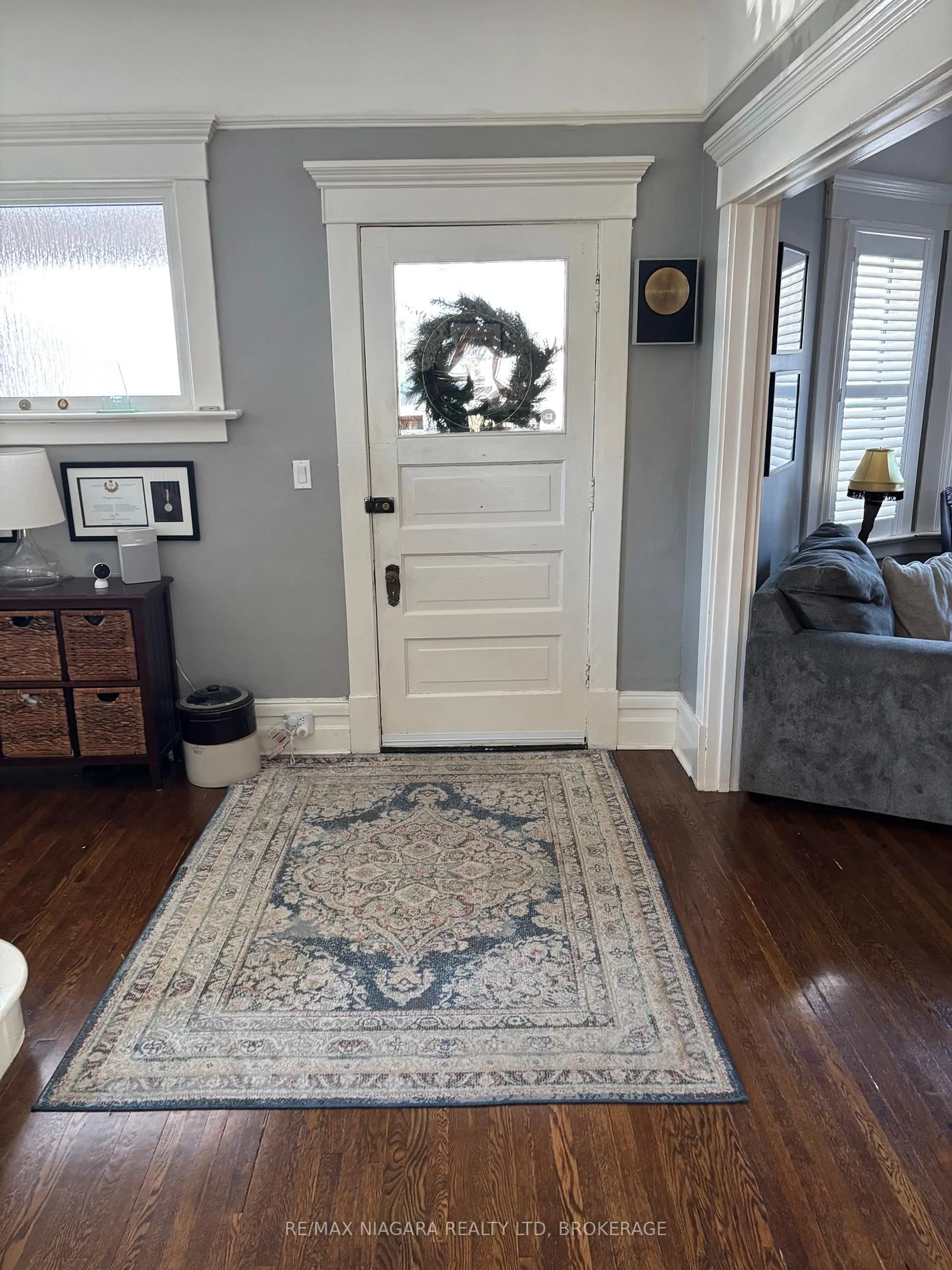Indoor entryway for 4766 Ryerson Cres, Niagara Falls Ontario L2E 1E5